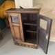 Armoire en chêne avec portes partiellement vitrées