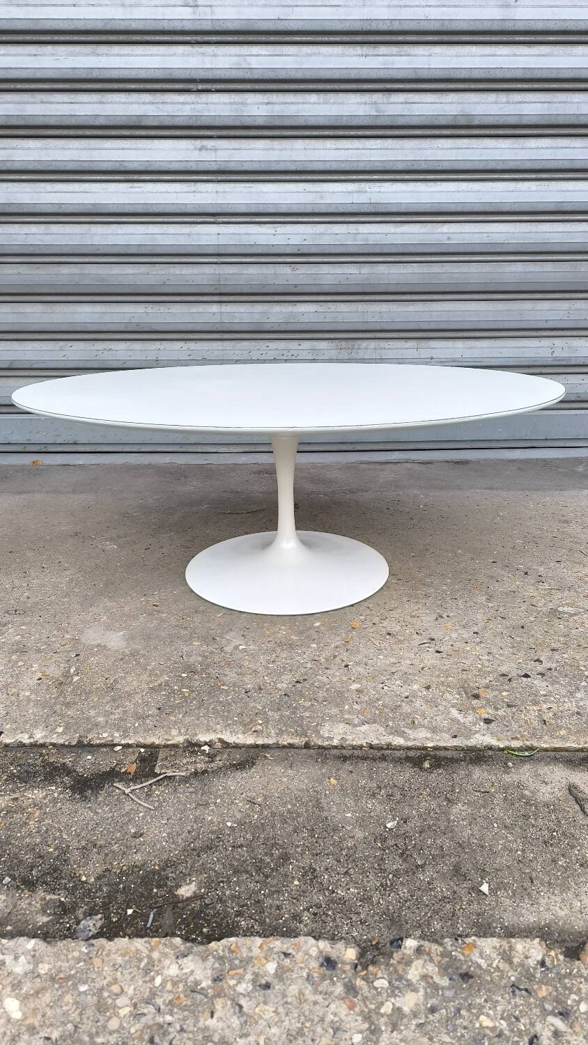 Oval Tulip Coffee Table by Knoll International design Eero Saarinen