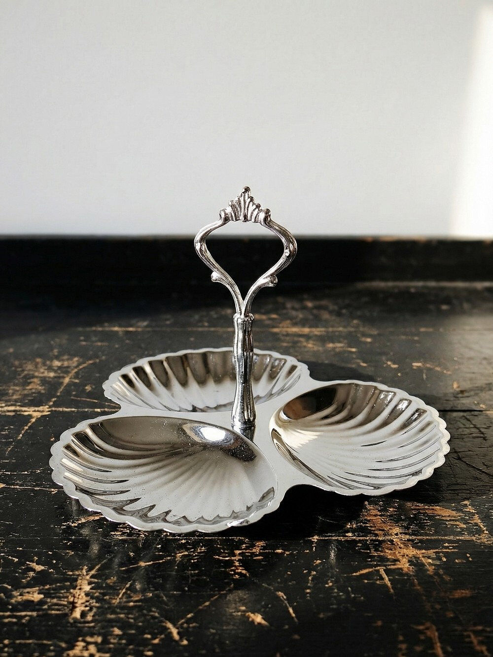 Vintage three-bowl server in silver-plated metal, shell decoration 1970-80.