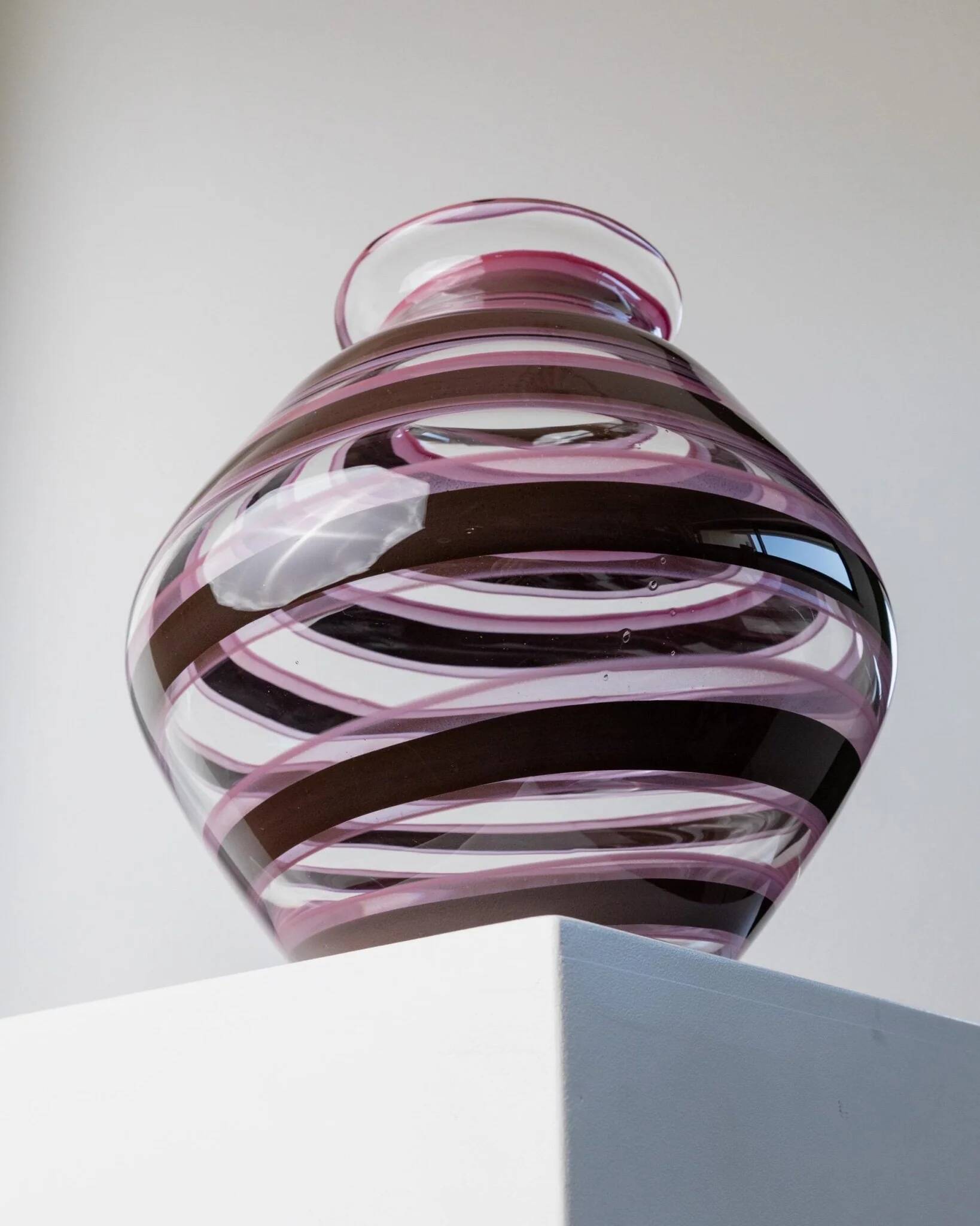 Vase en verre Murano XXL en verre clair avec des rayures violettes, verre d'art italien des années 1970.