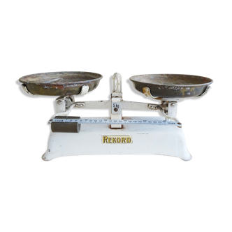 Antique kitchen scales from a record to five kilos, white beam scales with brass plates