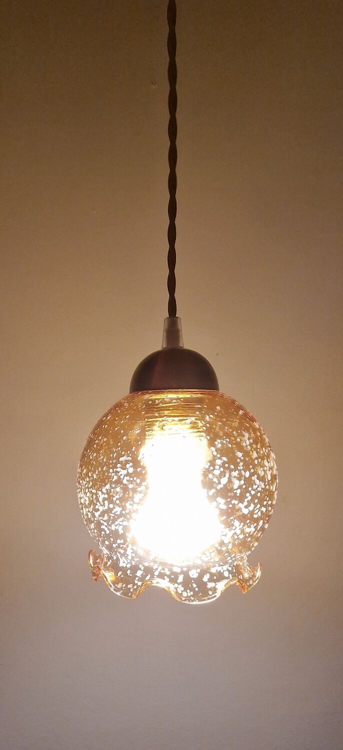 2 iridescent amber luminaires in suspensions