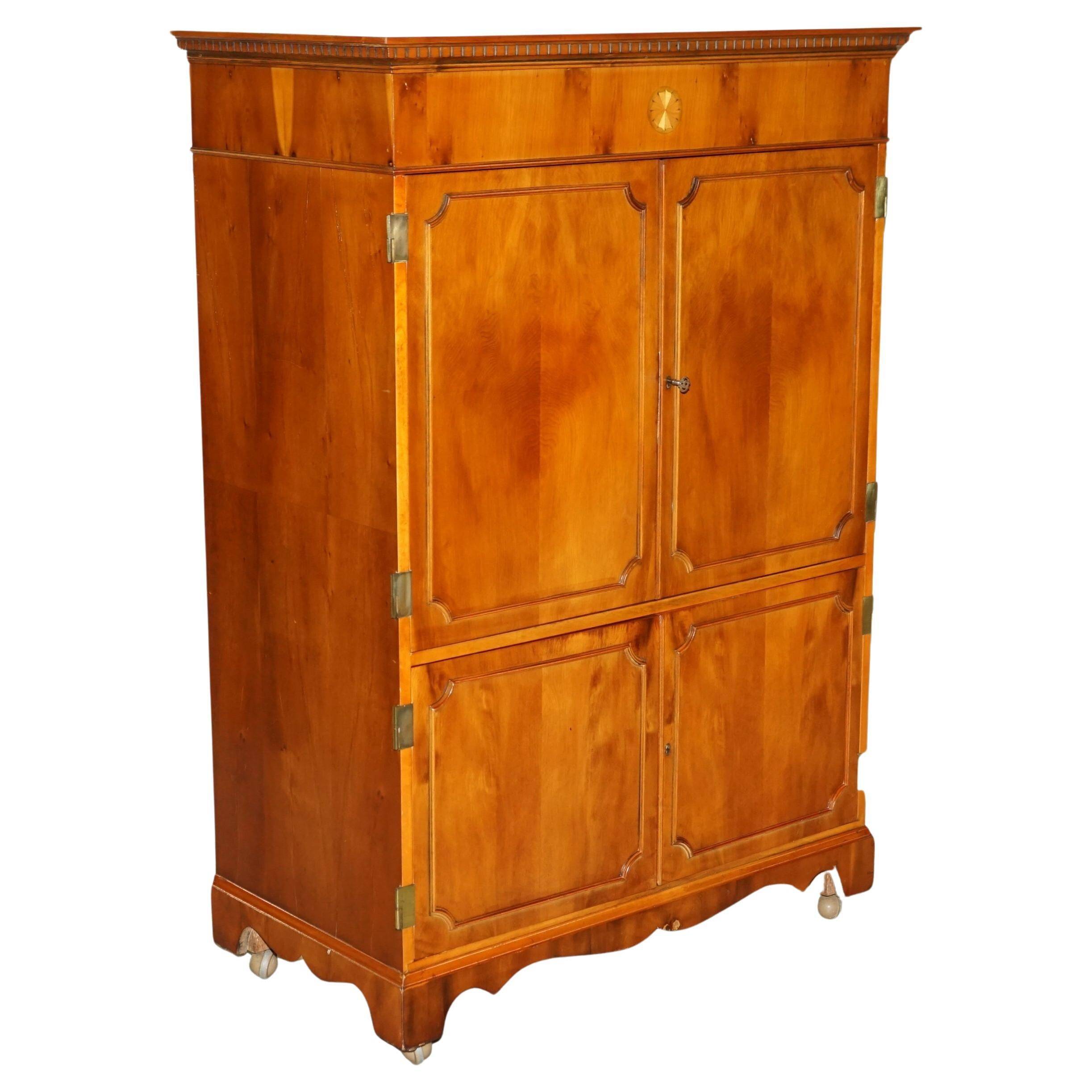 Buffet TV en bois d'if Abbey Craft Mid-Century Modern détails Sheraton