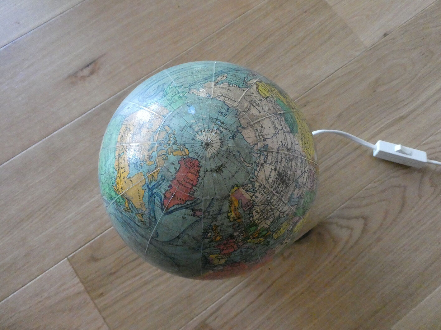 Light earth globe in vintage J-Forest glass from the 1940s