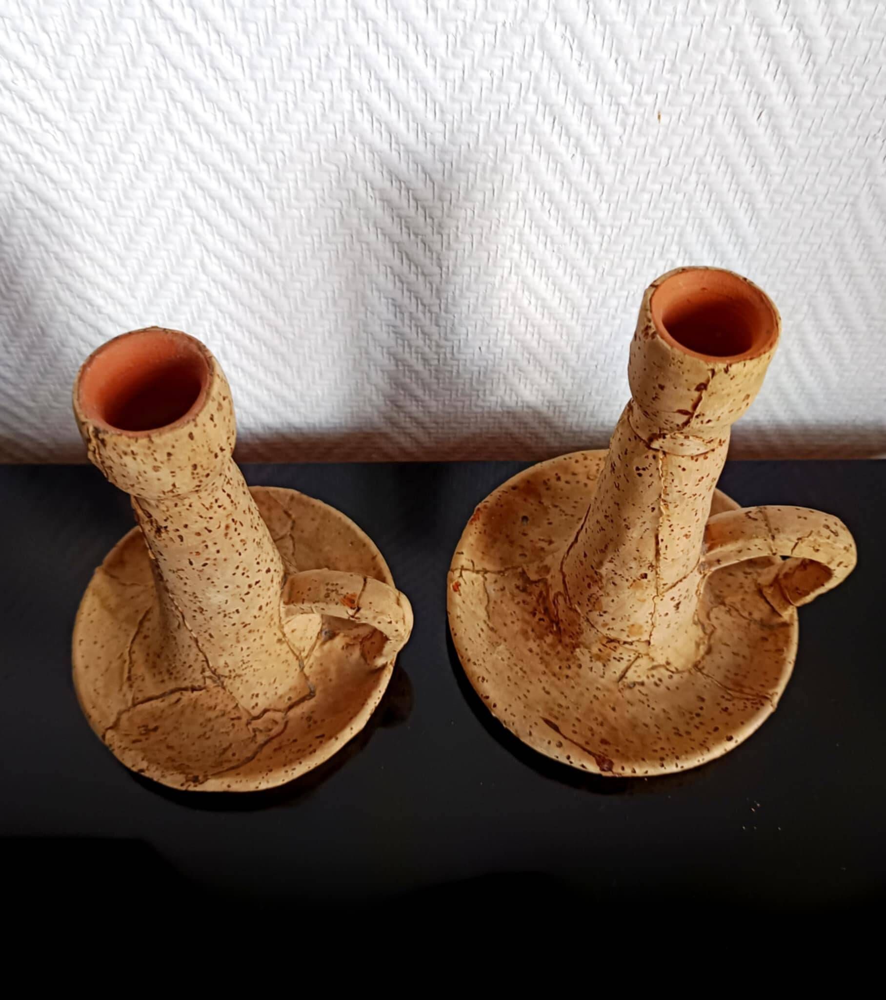 Paire de bougeoirs liège et terre-cuite.