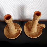 Paire de bougeoirs liège et terre-cuite.