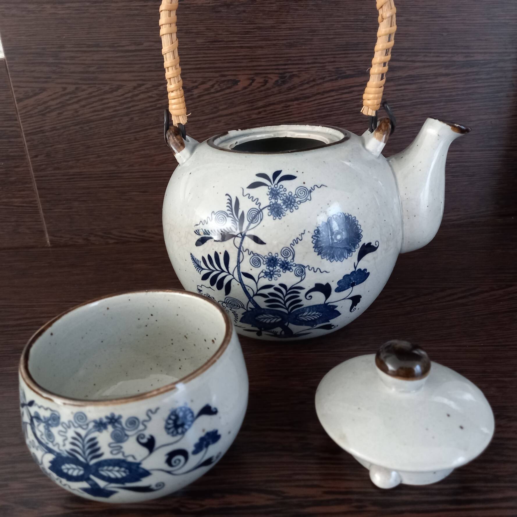 Tea service, teapot and five bowls in oriental style.