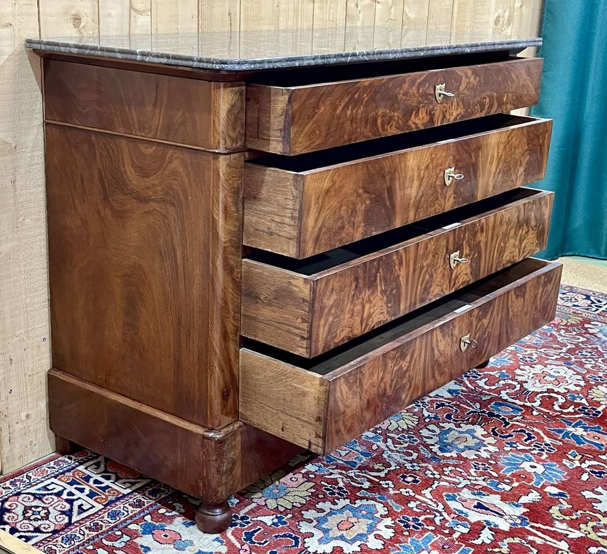 19th century Restoration chest of drawers in mahogany and marble top