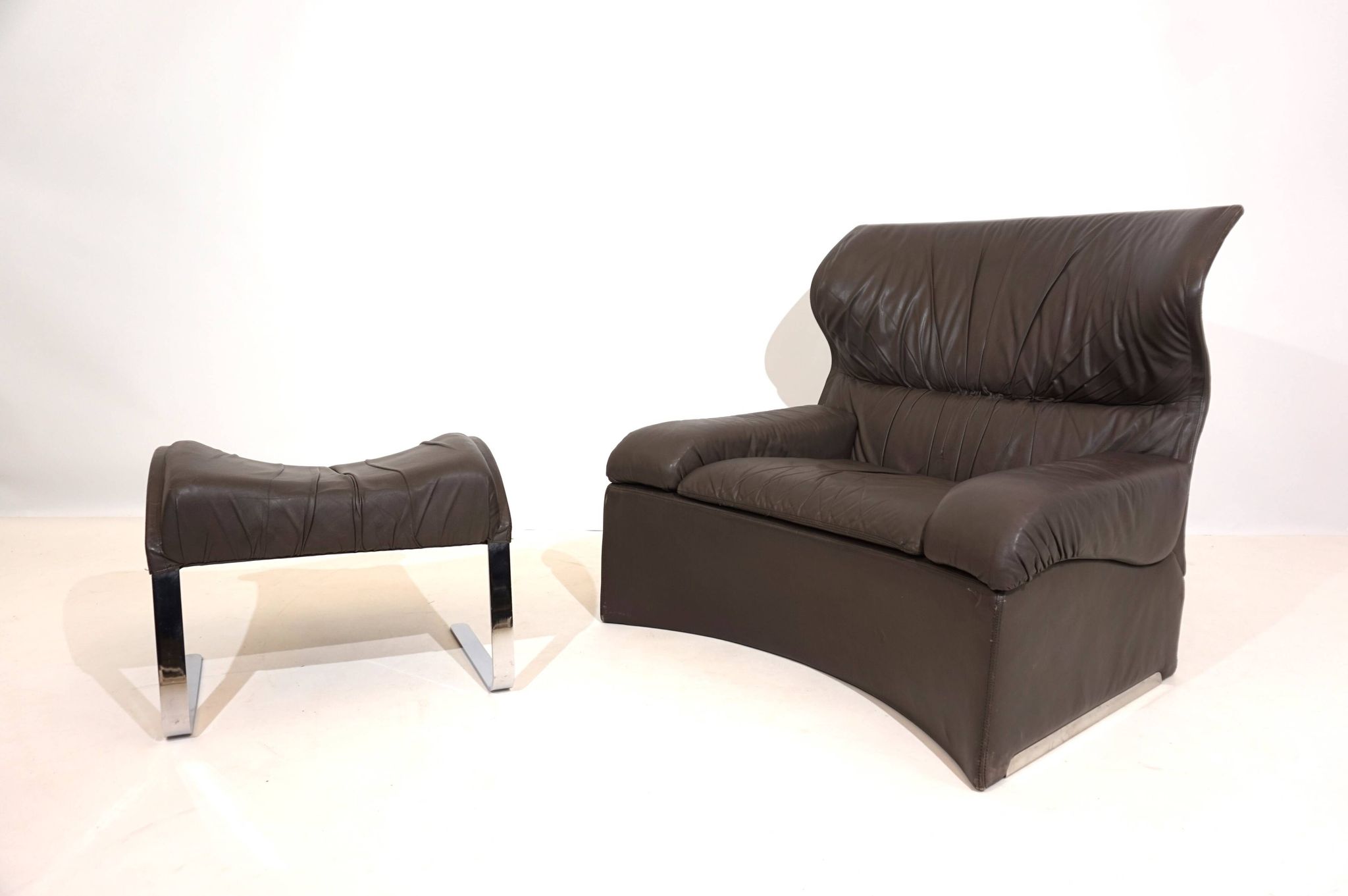 Saporiti Vela Alta leather armchair with ottoman by Giovanni Offredi