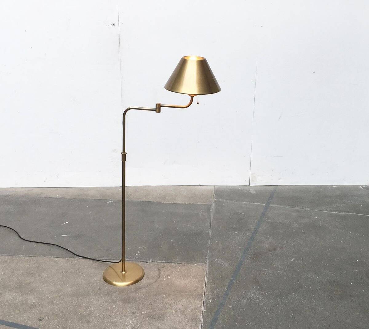 Lesan floor lamp in vintage German brass, Hollywood Regency style by Florian Schulz, 1970s.