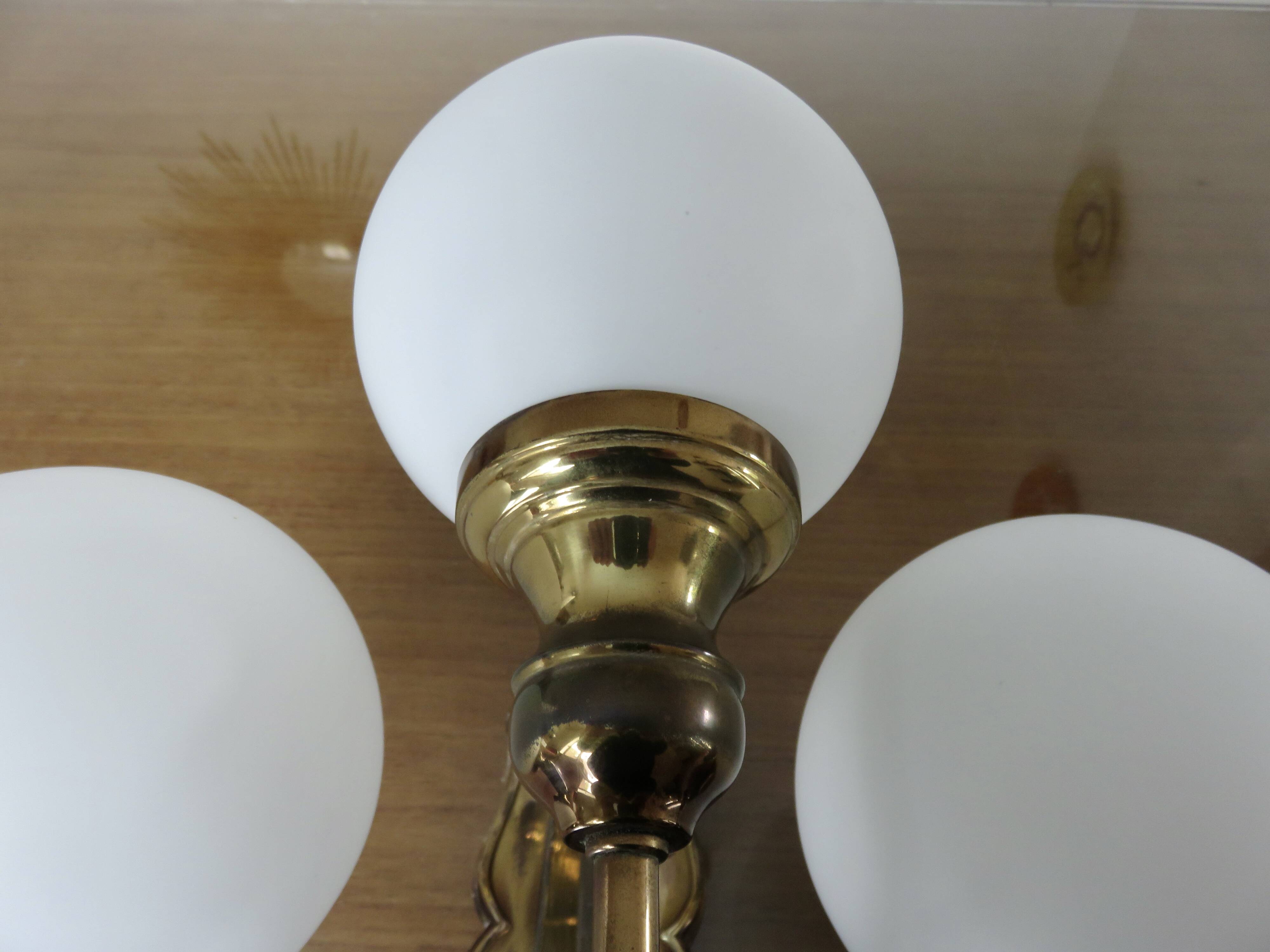 Triple "Hollywood Regency" wall light in brass and opaline, 1970