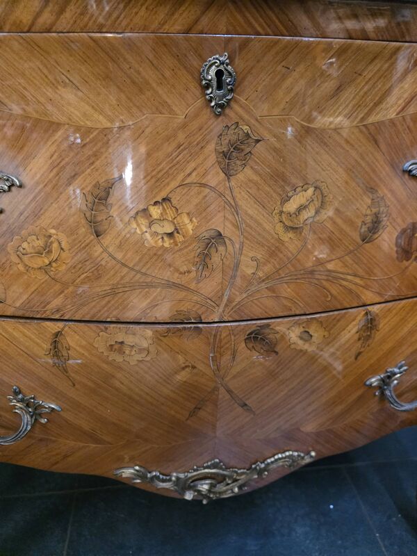 Commode galbée style Louis XV en marqueterie