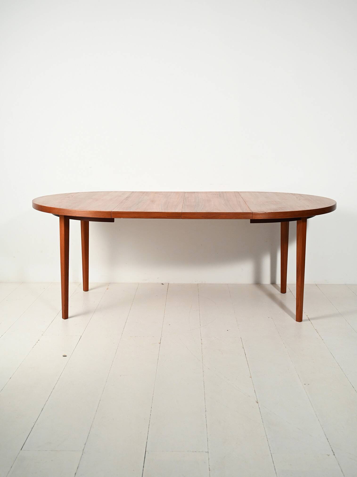Table de salle à manger ronde scandinave des années 1960 en teck rayé