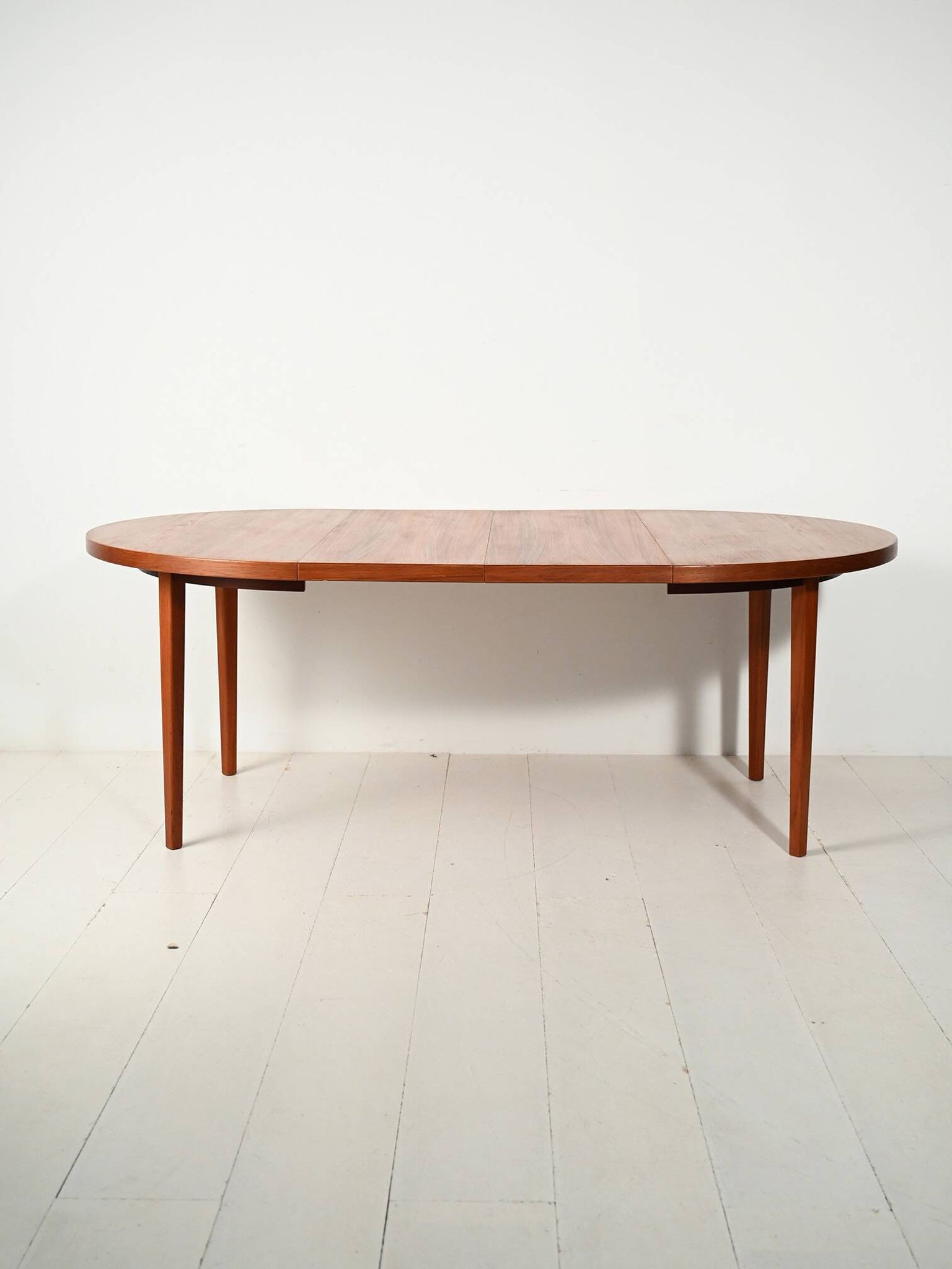Table de salle à manger ronde scandinave des années 1960 en teck rayé