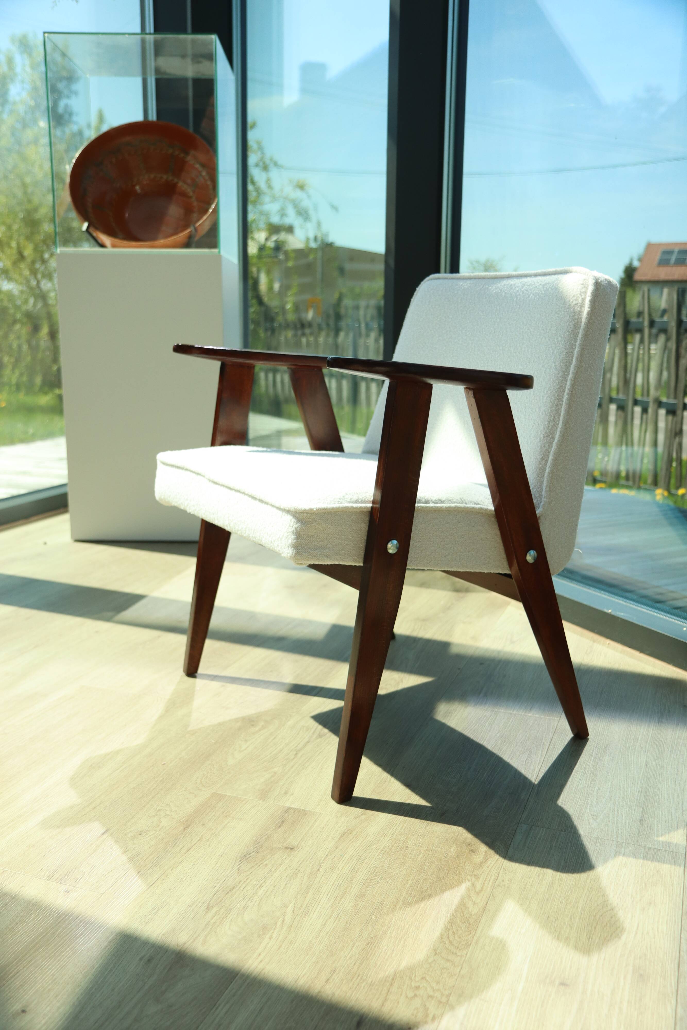 Fauteuil vintage Boucle Blanche par J. Chierowski n°366, 1960, Pologne Rénové en Bois de Hêtre Foncé