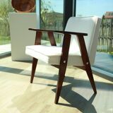 Fauteuil vintage Boucle Blanche par J. Chierowski n°366, 1960, Pologne Rénové en Bois de Hêtre Foncé