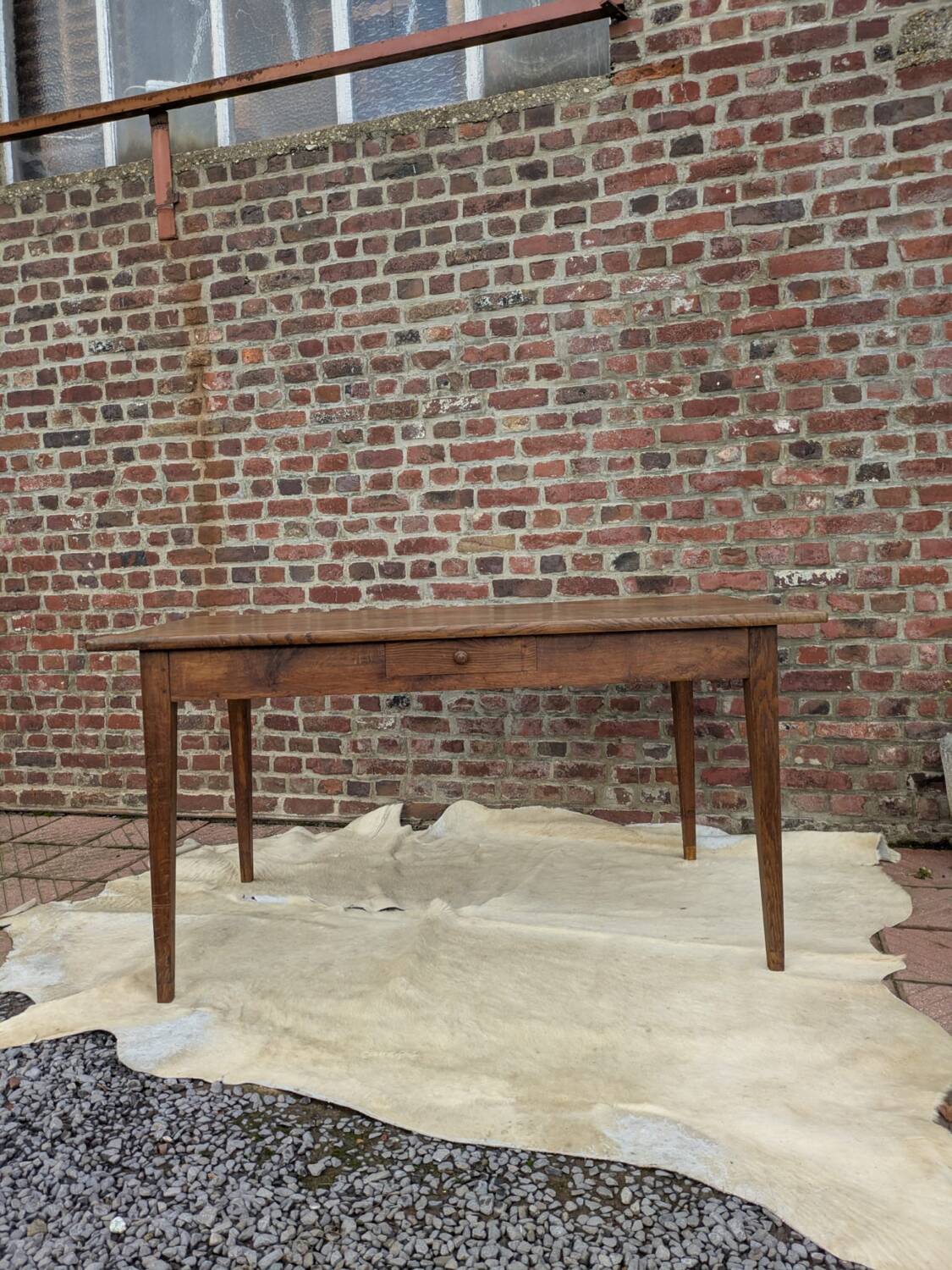 Desk table