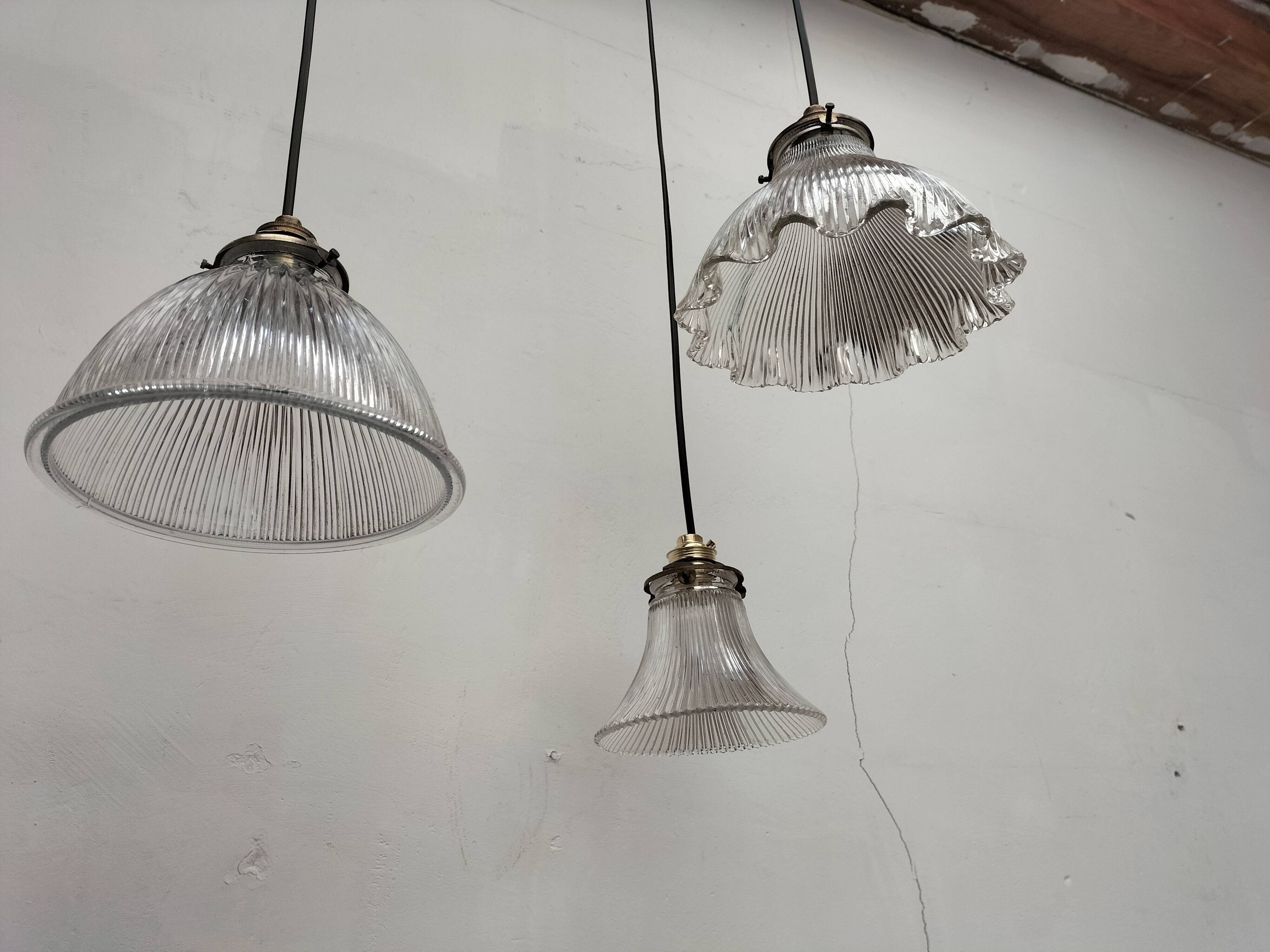 Holophane suspensions