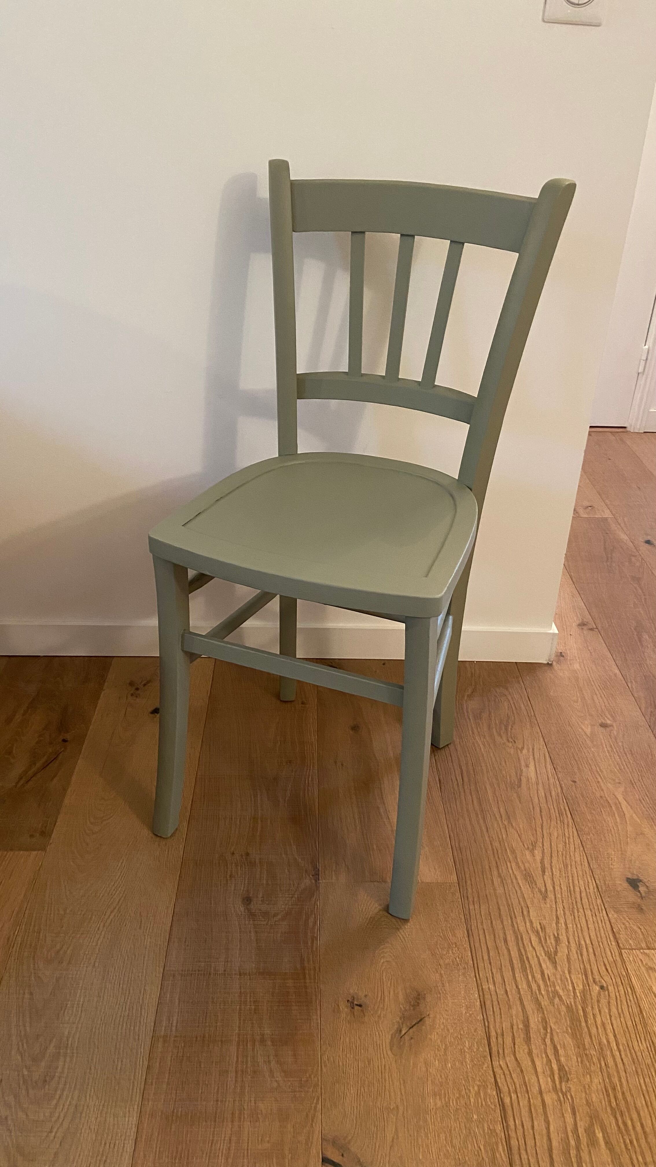 Chaise bistrot Luterma vintage verte grisée