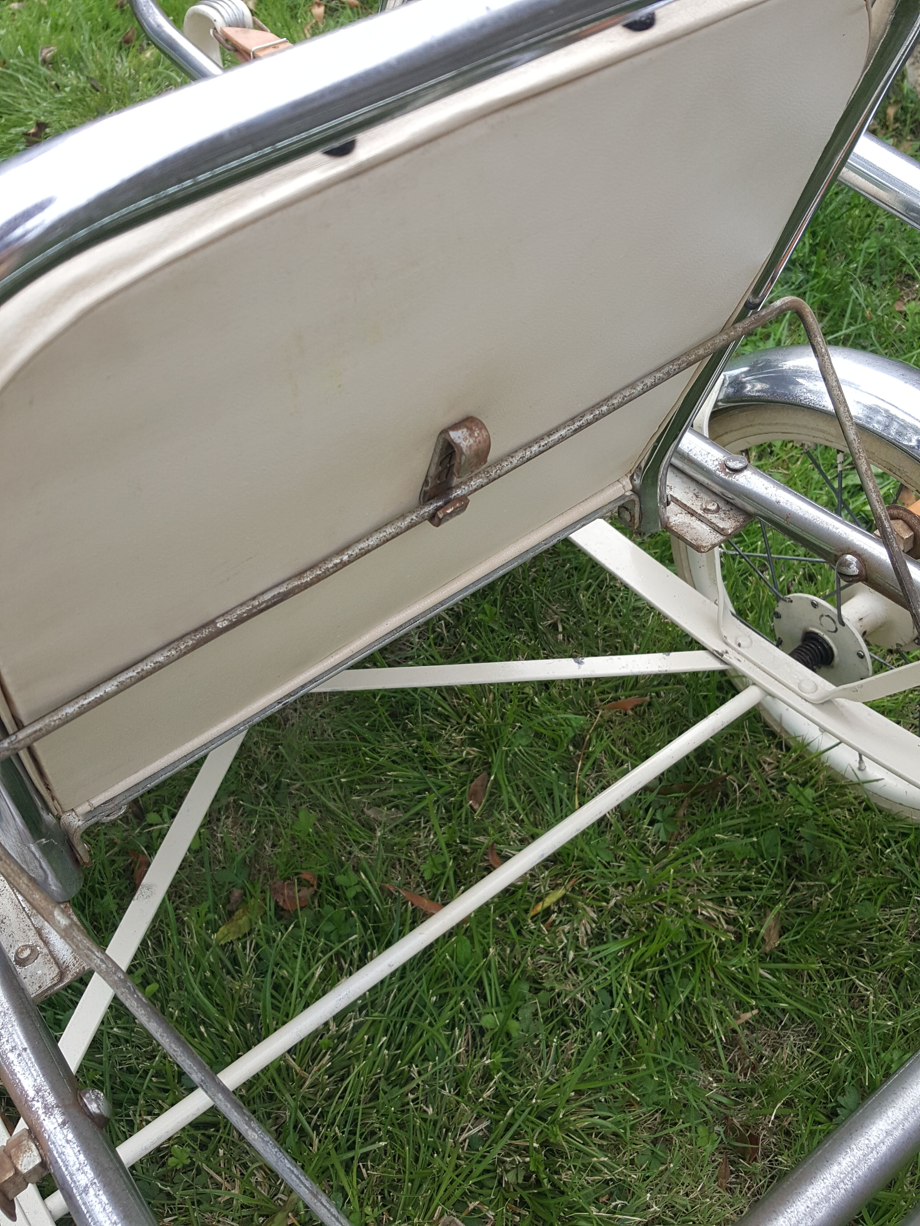 former 1950s pram that can be turned into a stroller