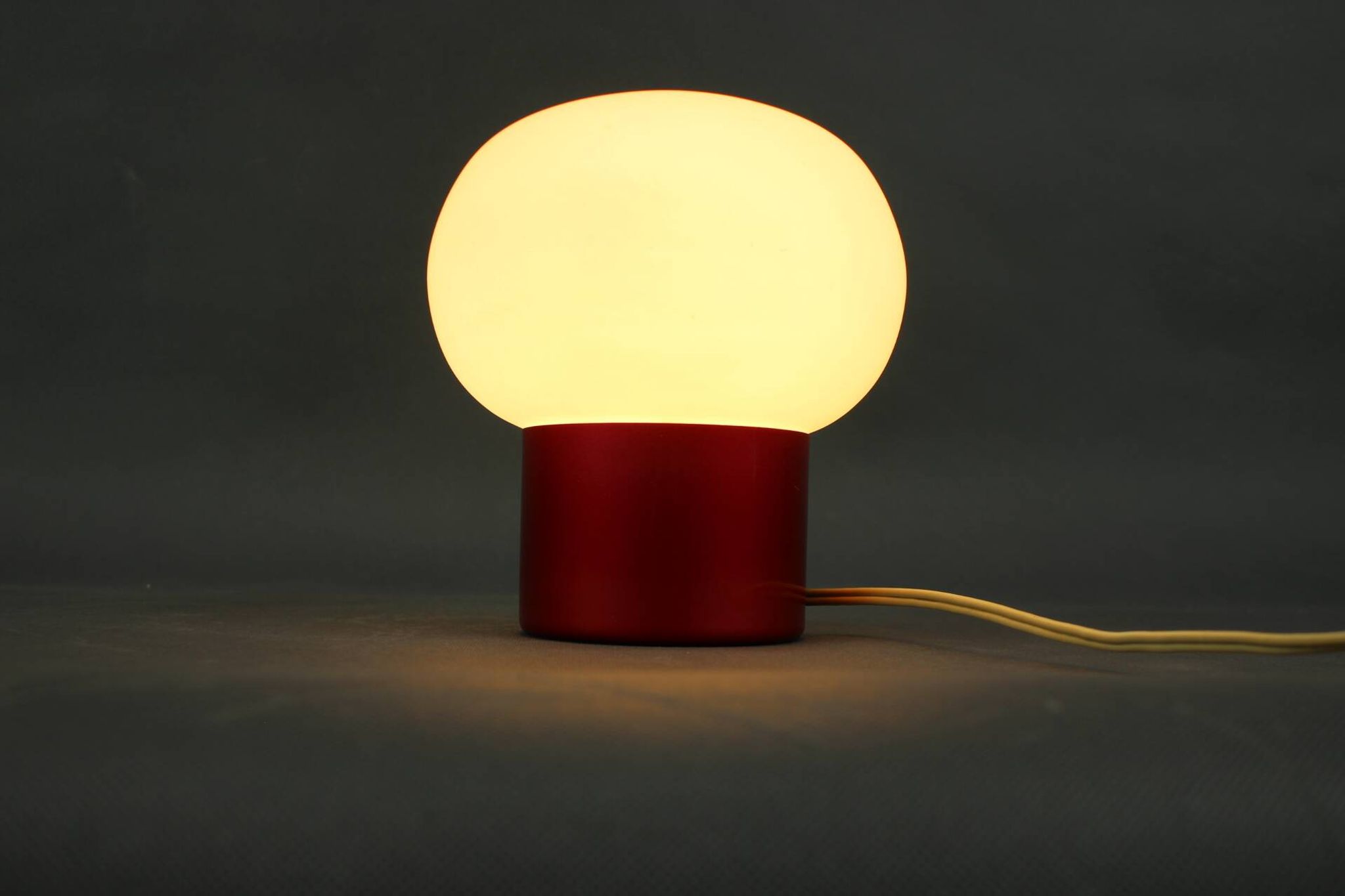 Lampe de table en verre opalin Burgundy Red de l'ère spatiale des années 1970