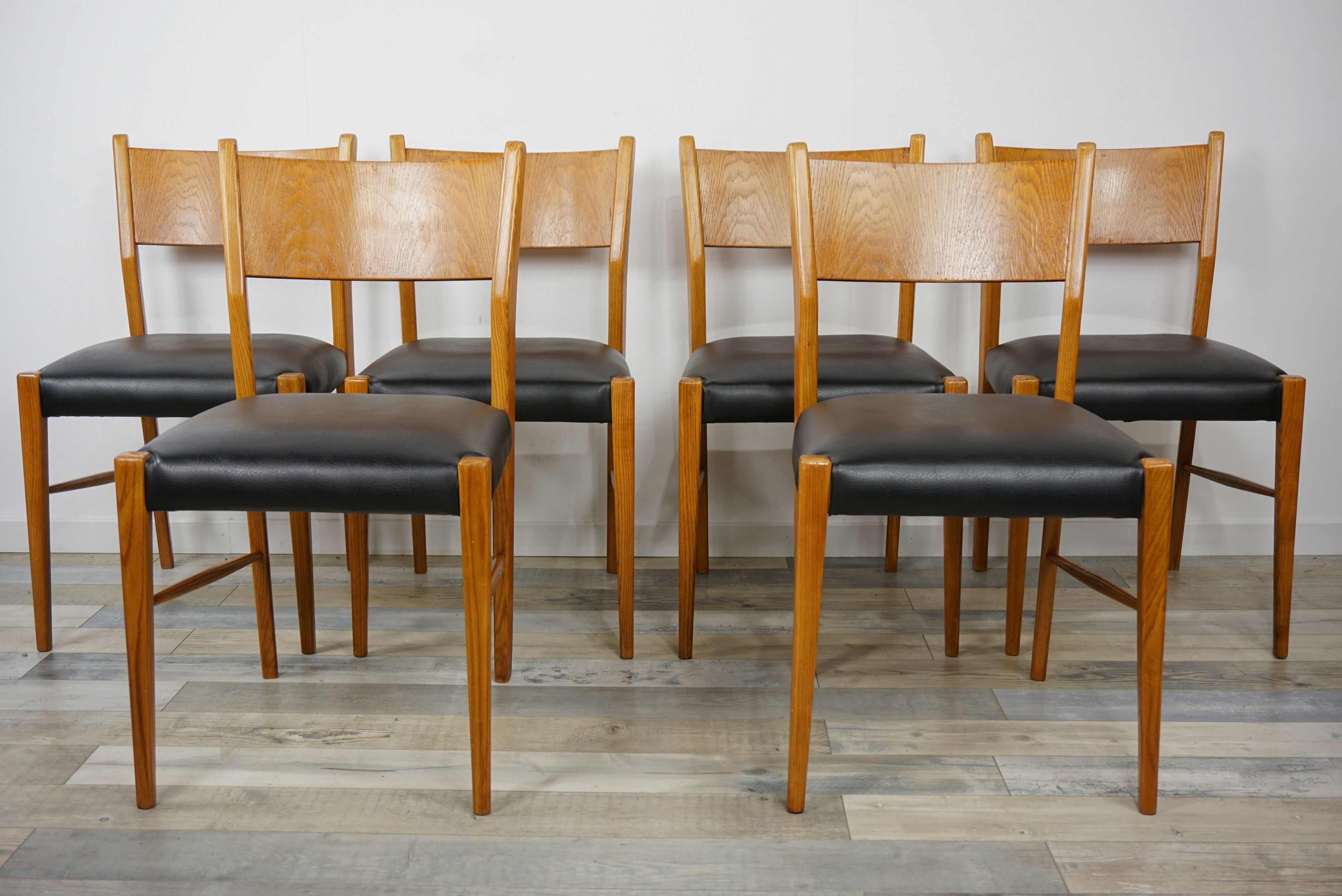 Wooden oval table and 6 matching chairs 60