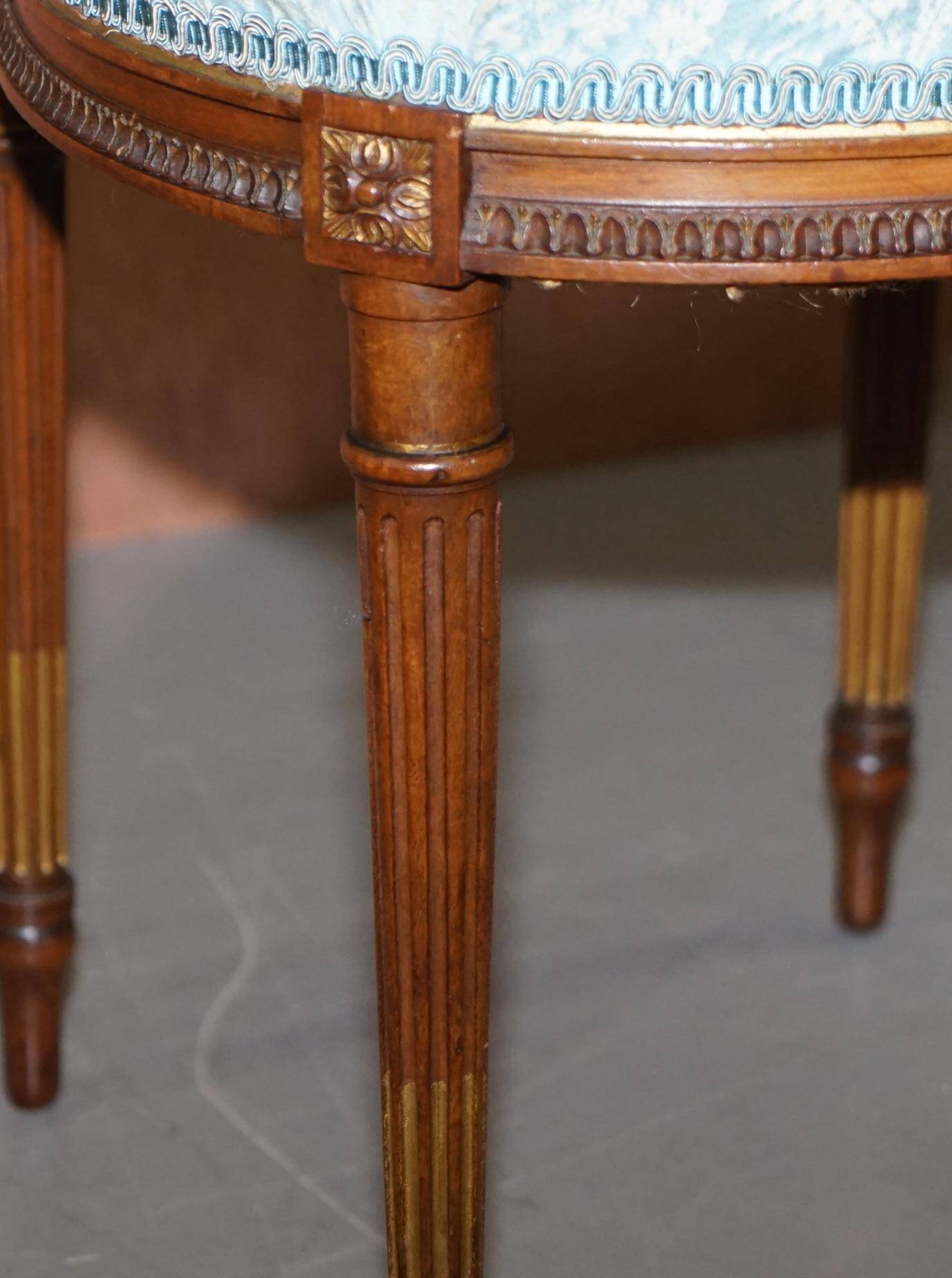 Paire de Chaises d'Appoint Sculptées en Bois Doré