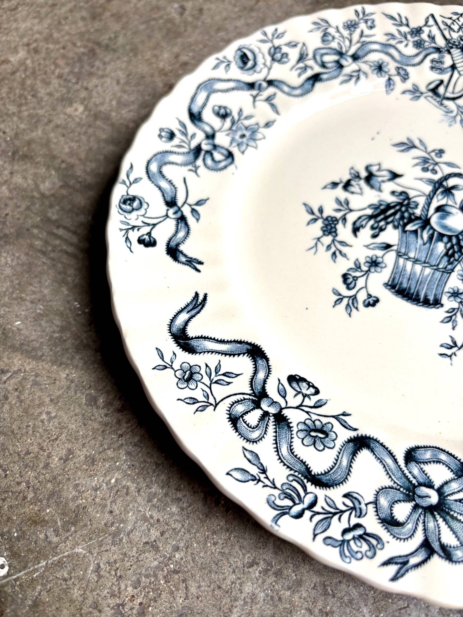 Longchamp ironstone dinner plate, "Ribbons" service