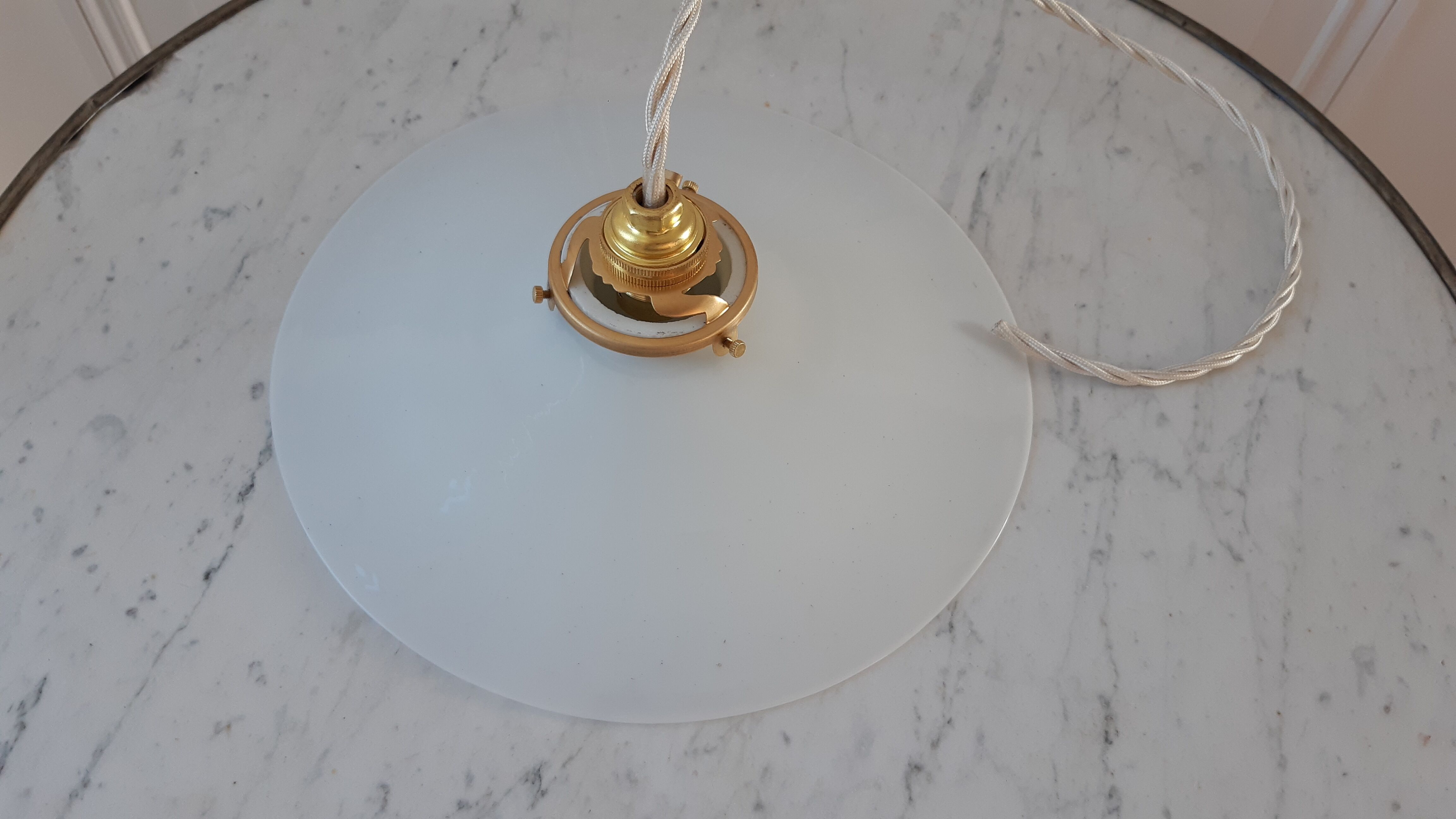 Suspension in smooth opaline 50s