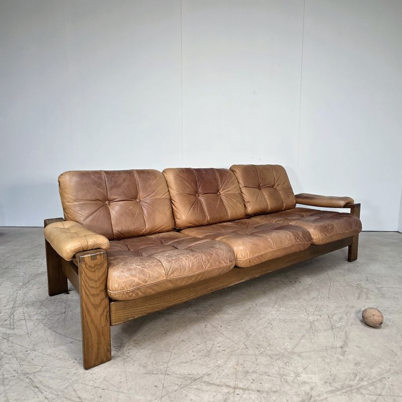 Joli salon composé d'une paire de fauteuils, d'un canapé en cuir havane et son ottoman