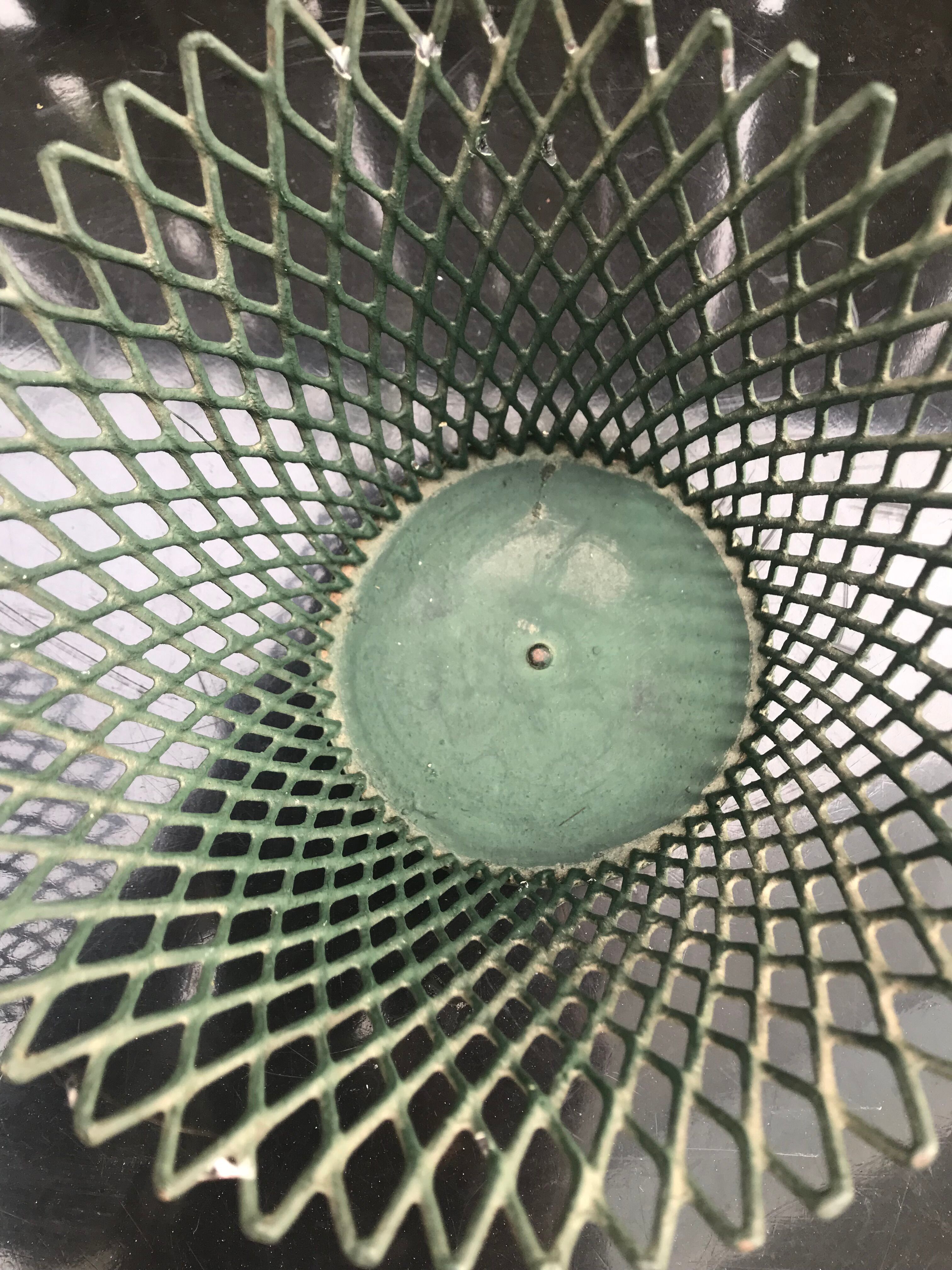 Paire de cache pots en métal vert ajouré par Mathieu Mategot 1950