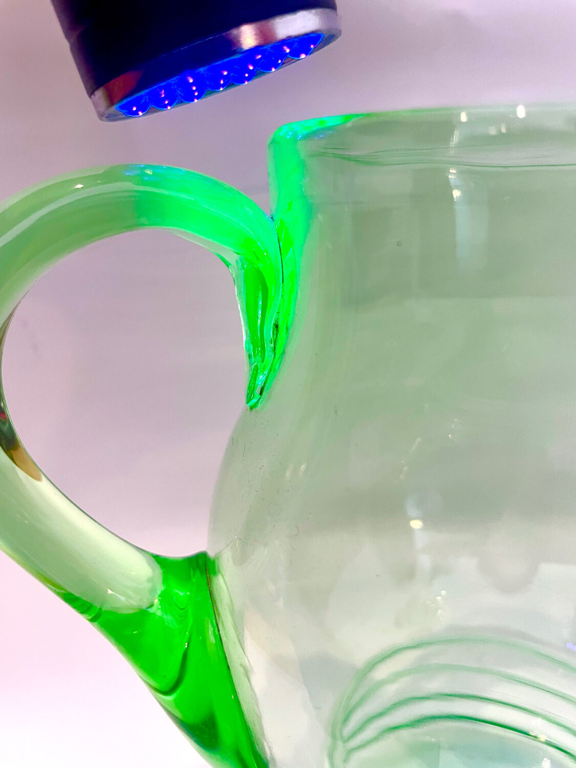 Art Deco carafe and its two glasses, in uraline