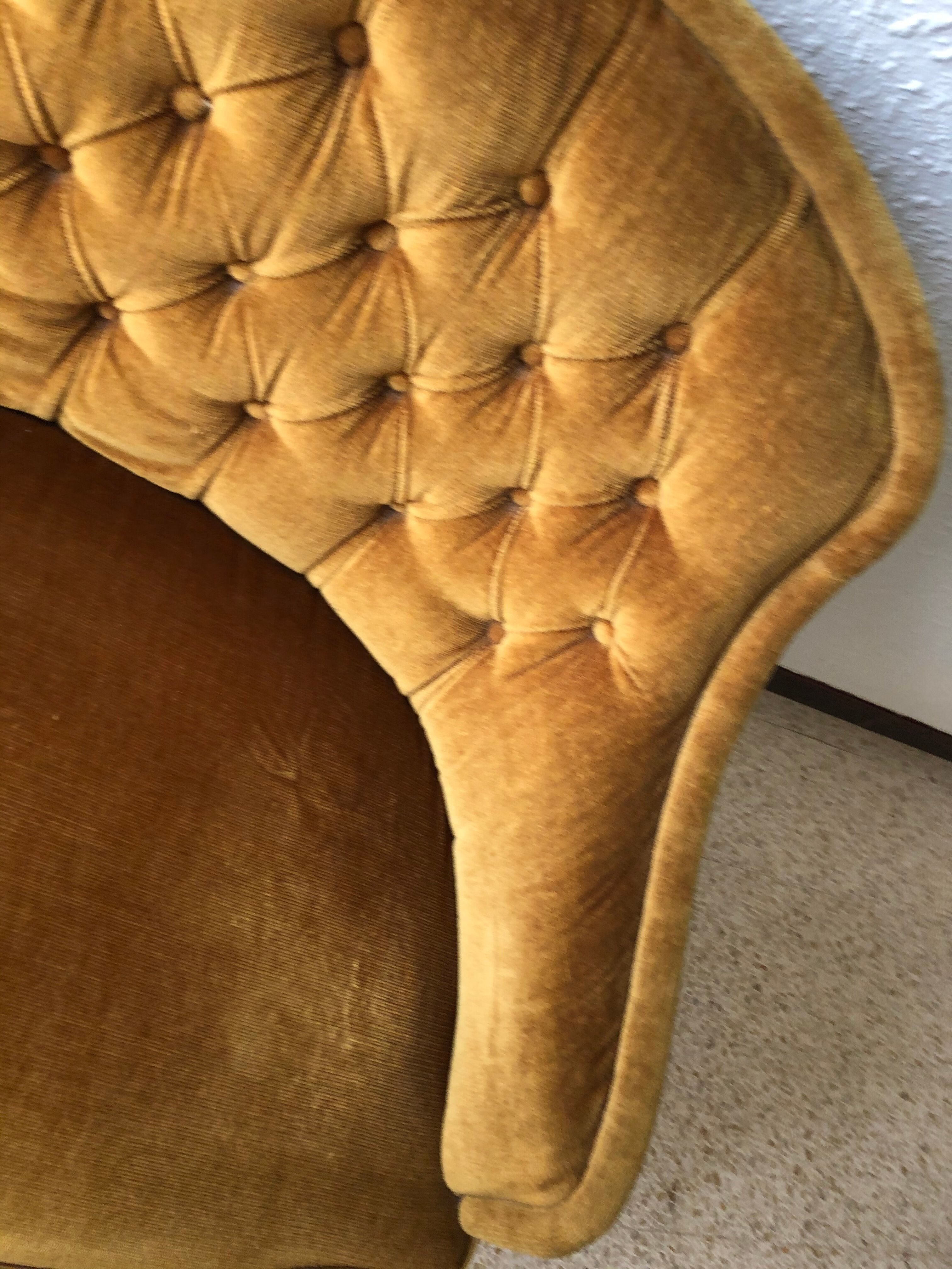 Banquette crapaud vintage capitonnée en velours or