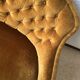 Banquette crapaud vintage capitonnée en velours or