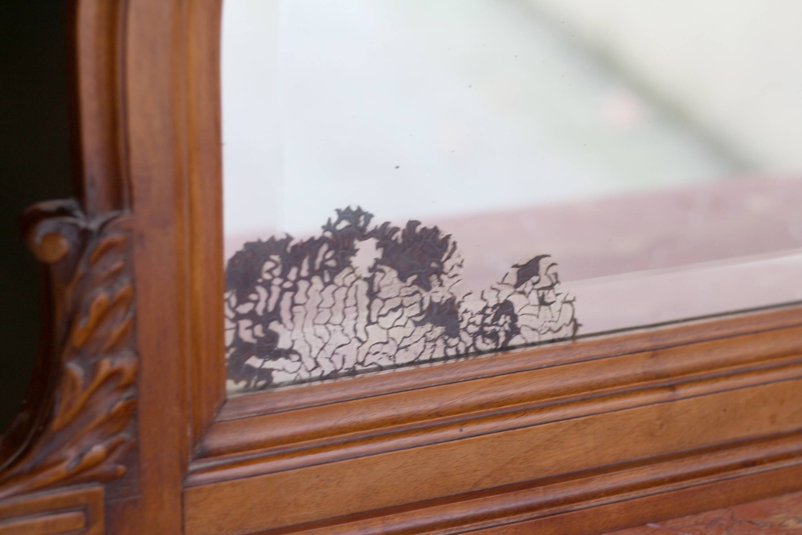 Buffet with mirror in solid walnut. Late 19th century, beautiful piece.