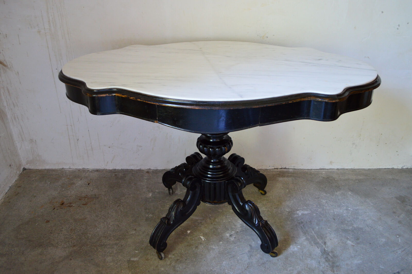 Table violon Napoléon III en bois noirci et marbre blanc, XIXe siècle