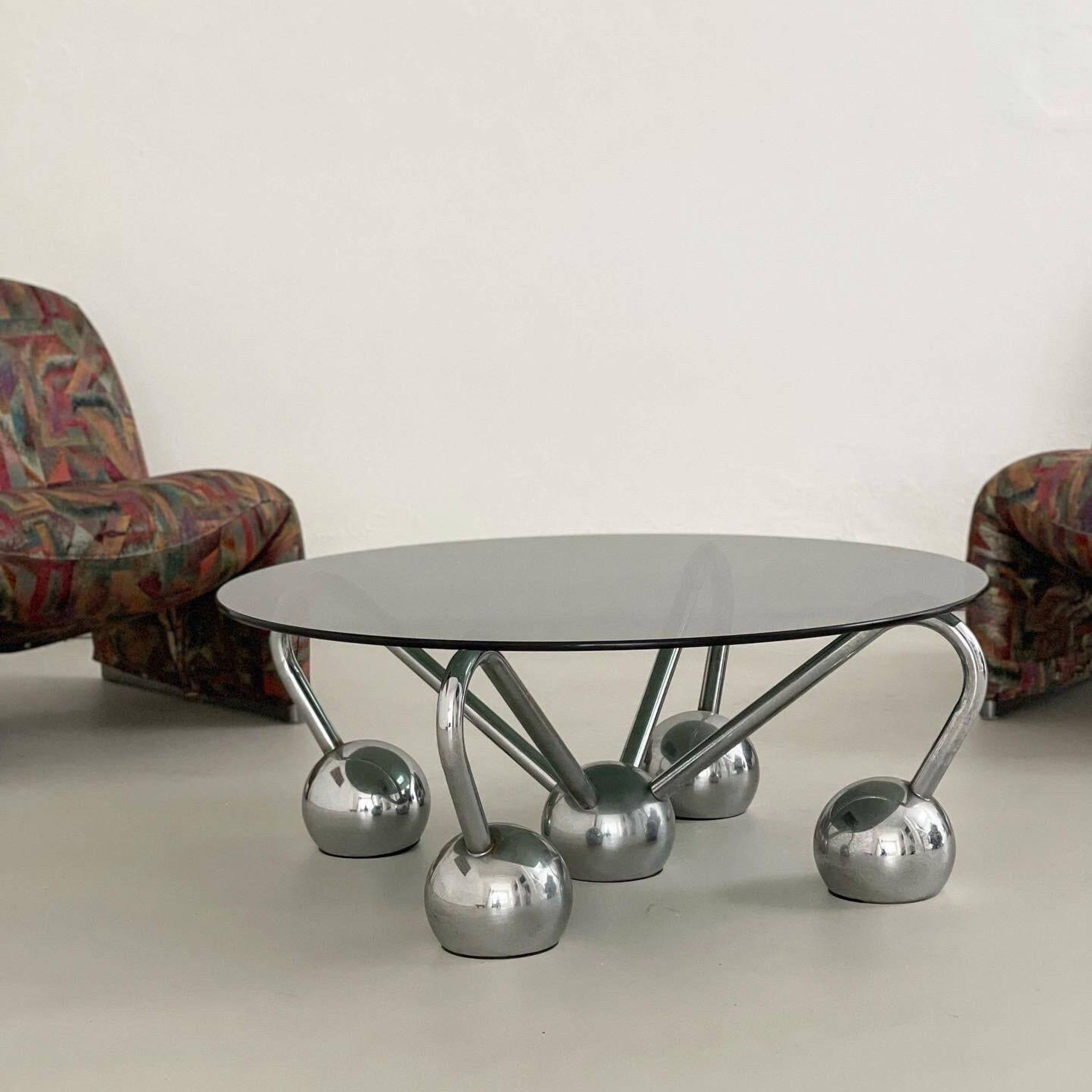 Table basse Sputnik en métal chromé et verre fumé