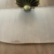 Étagère en lucite et laiton vintage avec ses patères