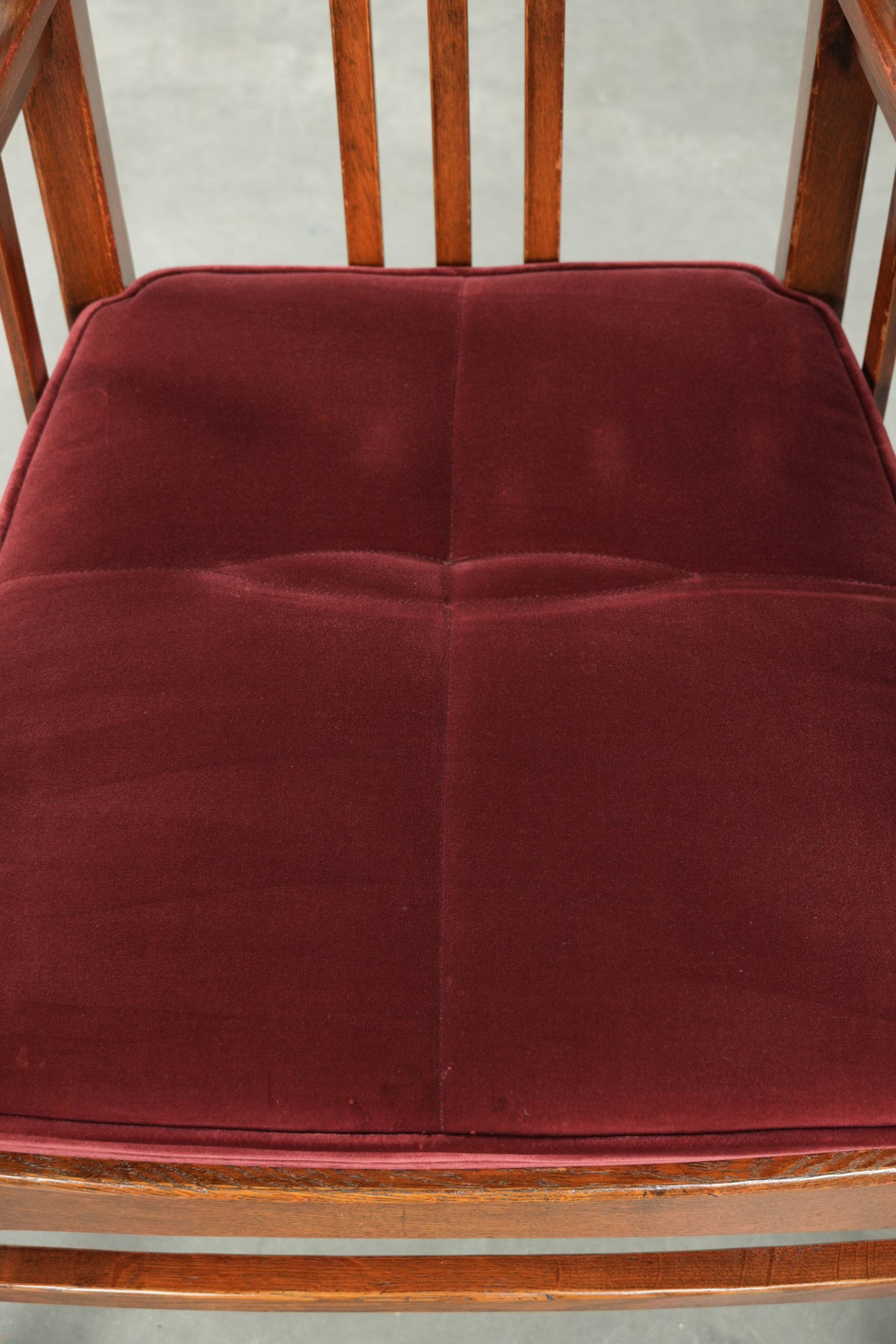 Chaise de salle à manger design Art Nouveau / Jugendstil avec revêtement en tissu rouge.