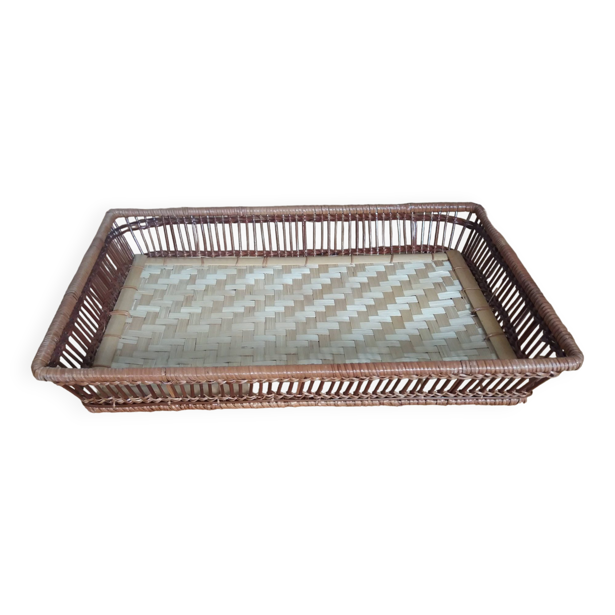 Wicker presentation basket tray