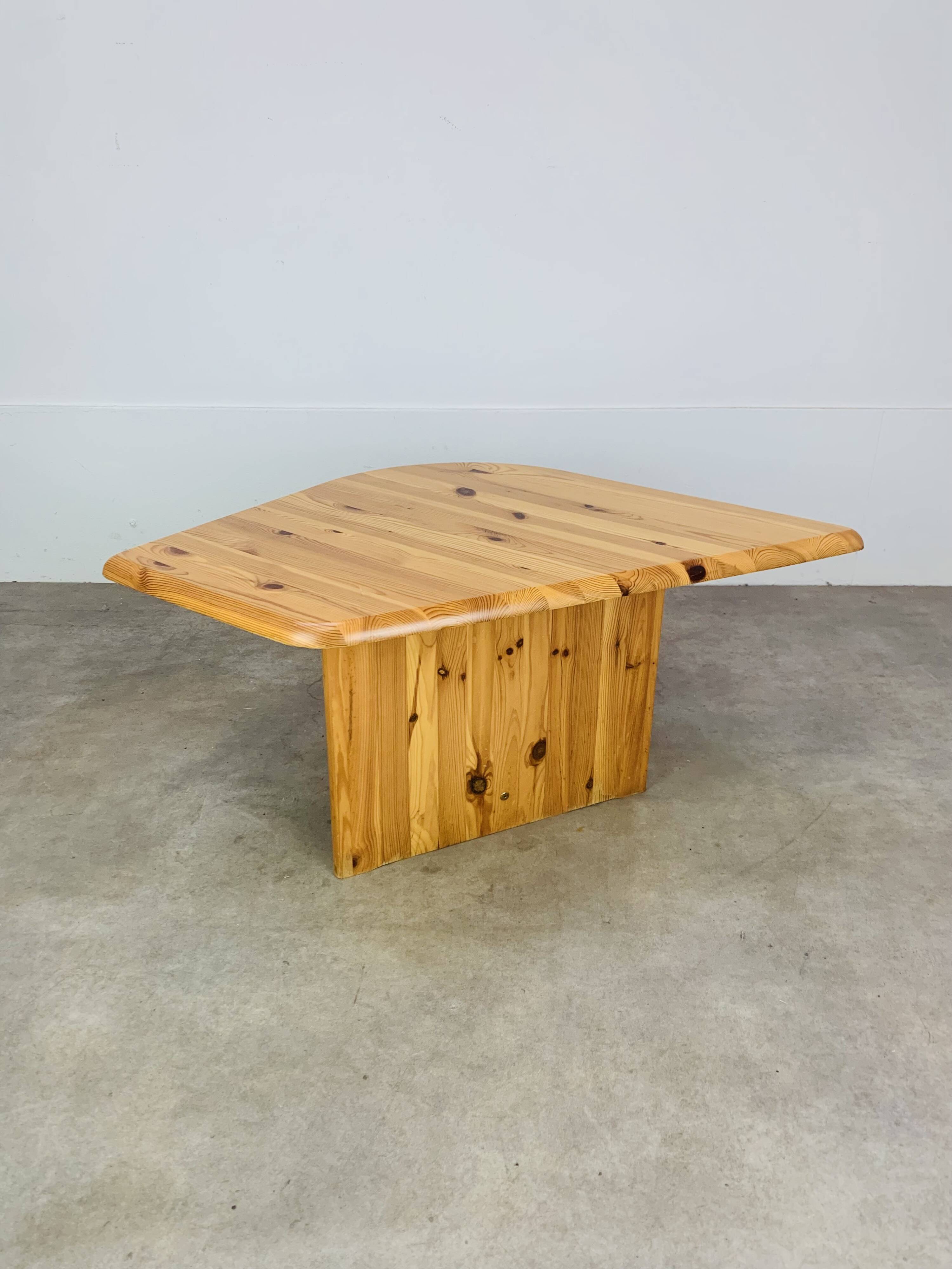 Table basse en pin massif forme organique, années 80