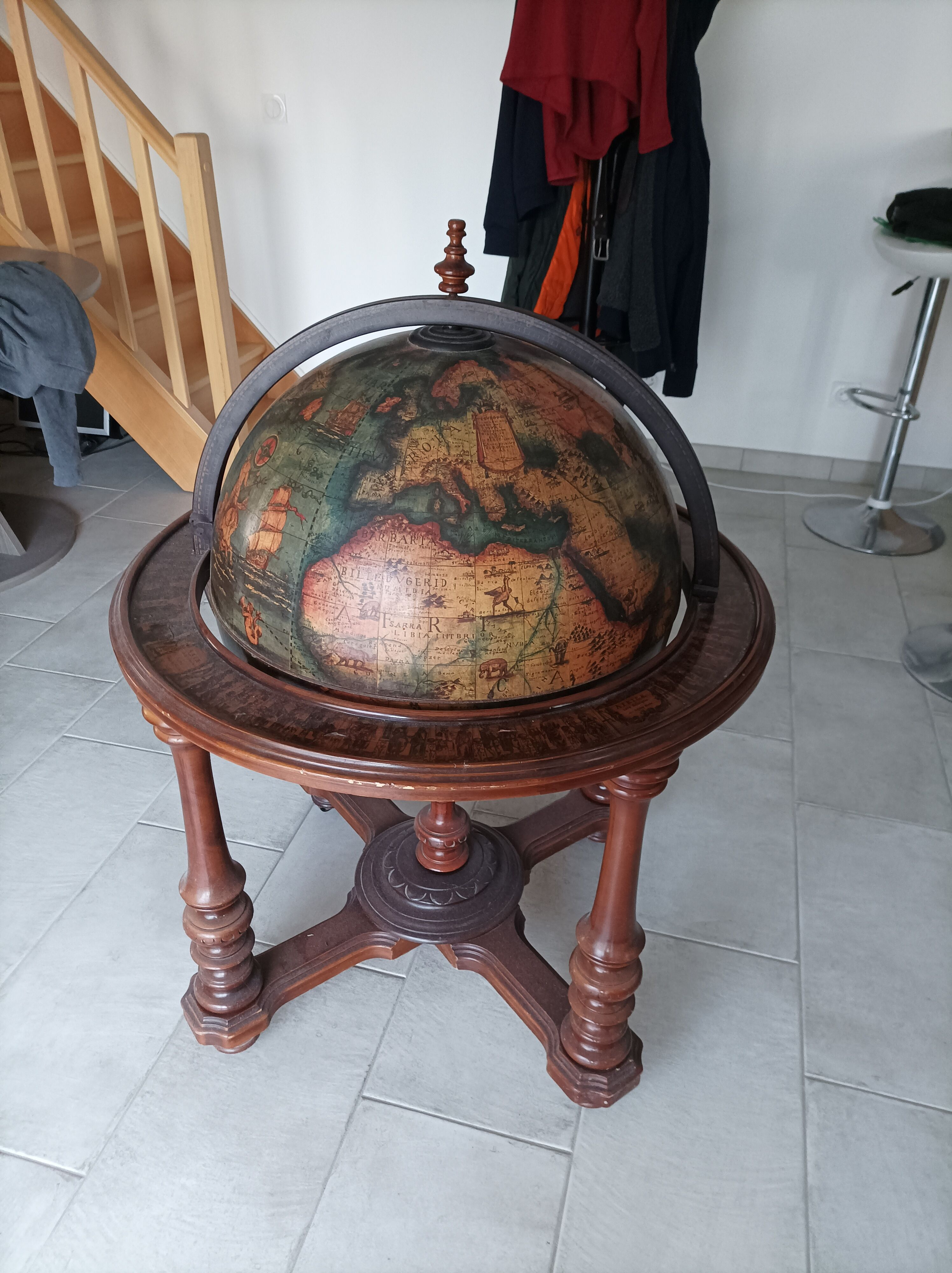 Mappemonde avec plateau tournant porte bouteilles