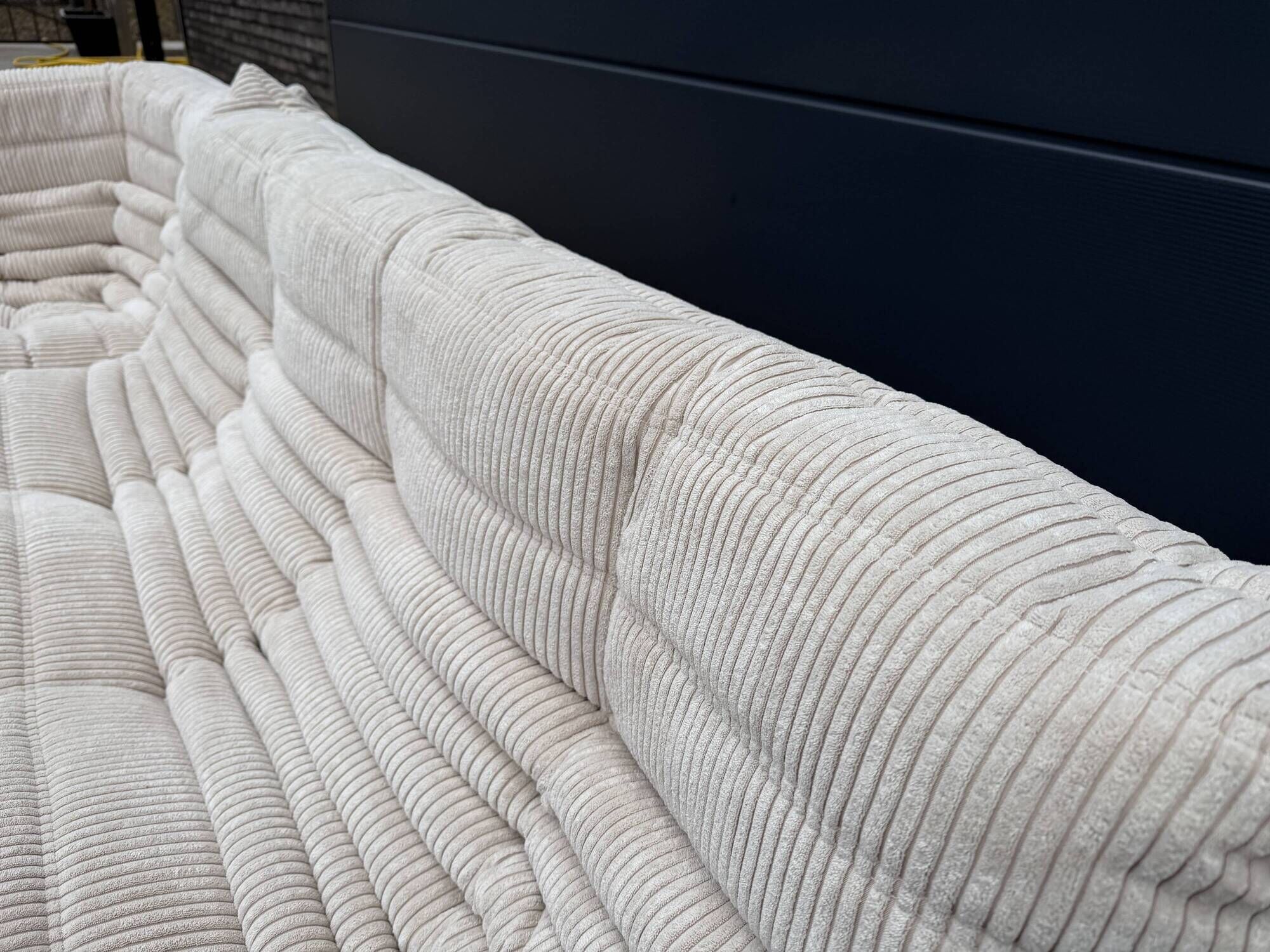 Original ligne roset togo set 3z, 2z + corner beige corduroy in new condition!!