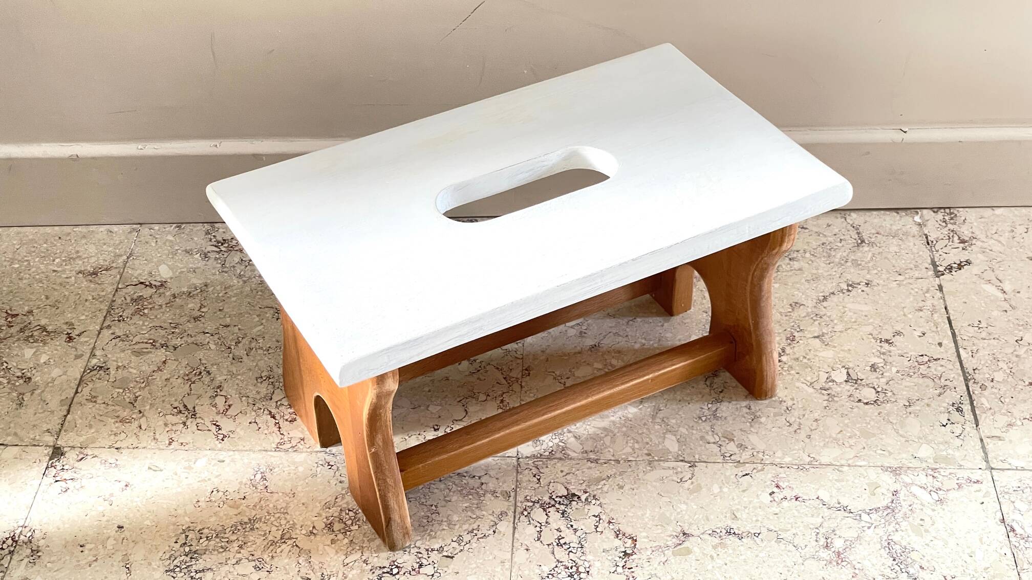 Tabouret vintage en hêtre et peint en blanc