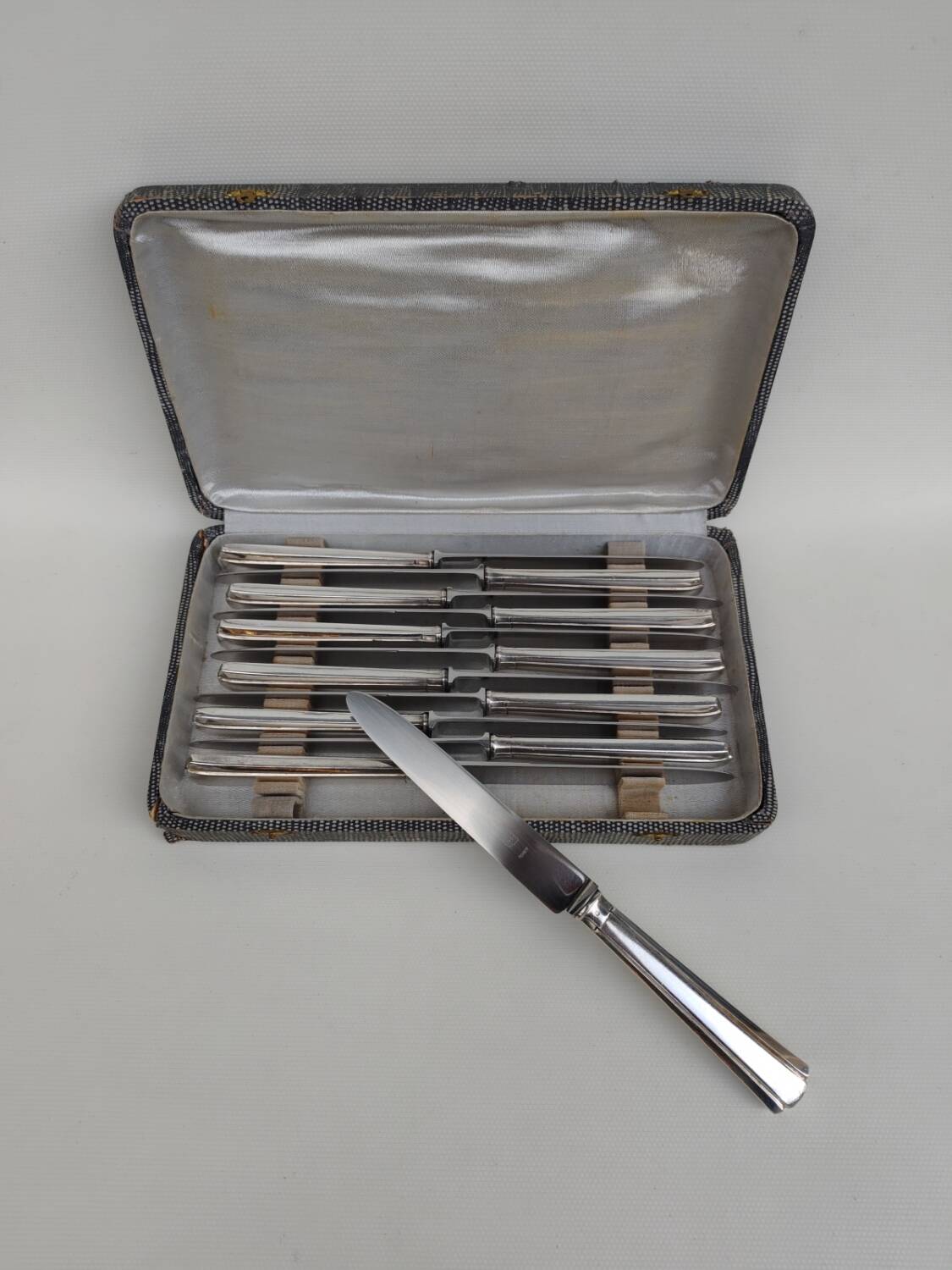 Box of 12 table knives in silver metal, art deco period.