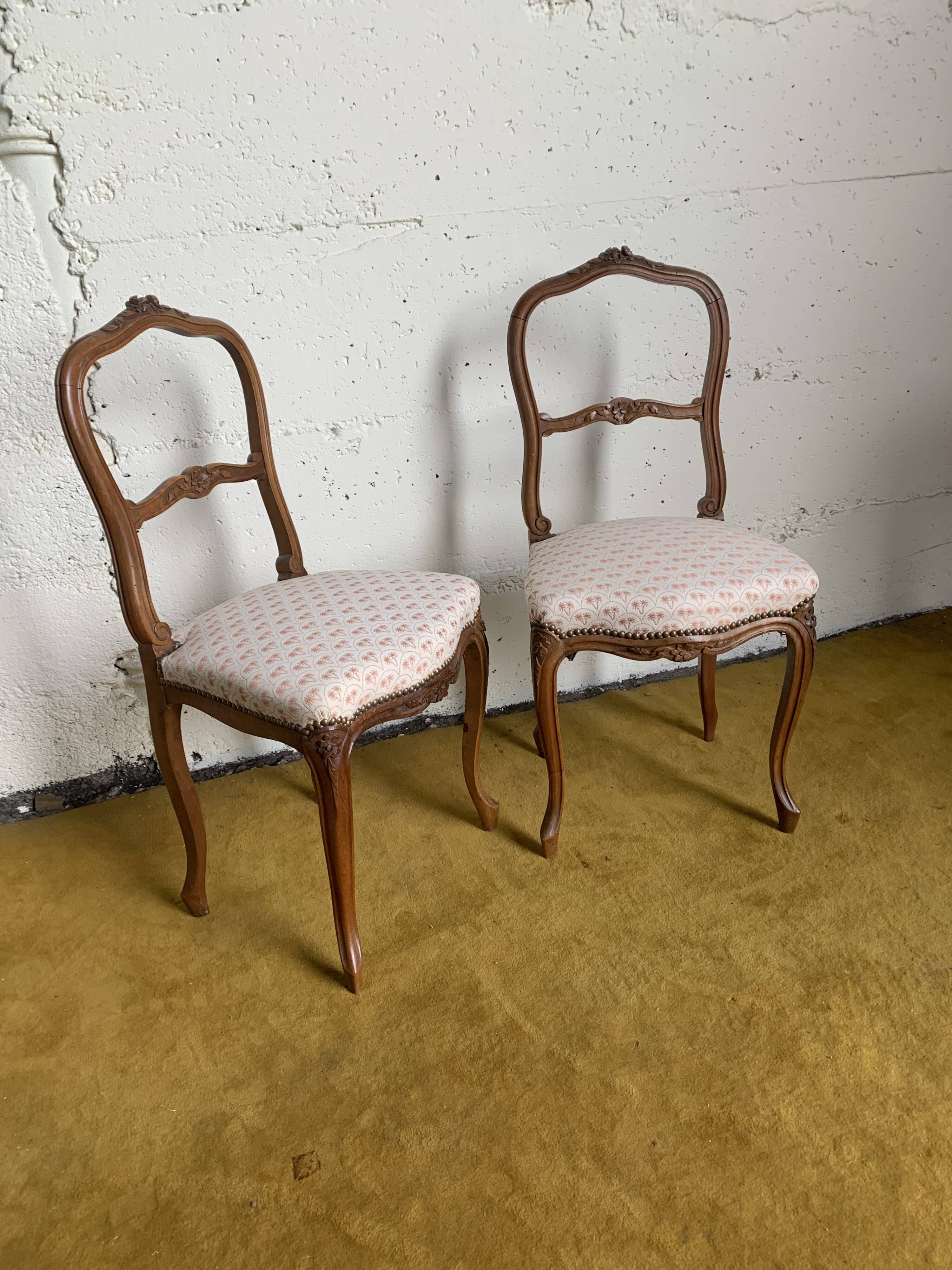 Duo de chaises à décor fleuri