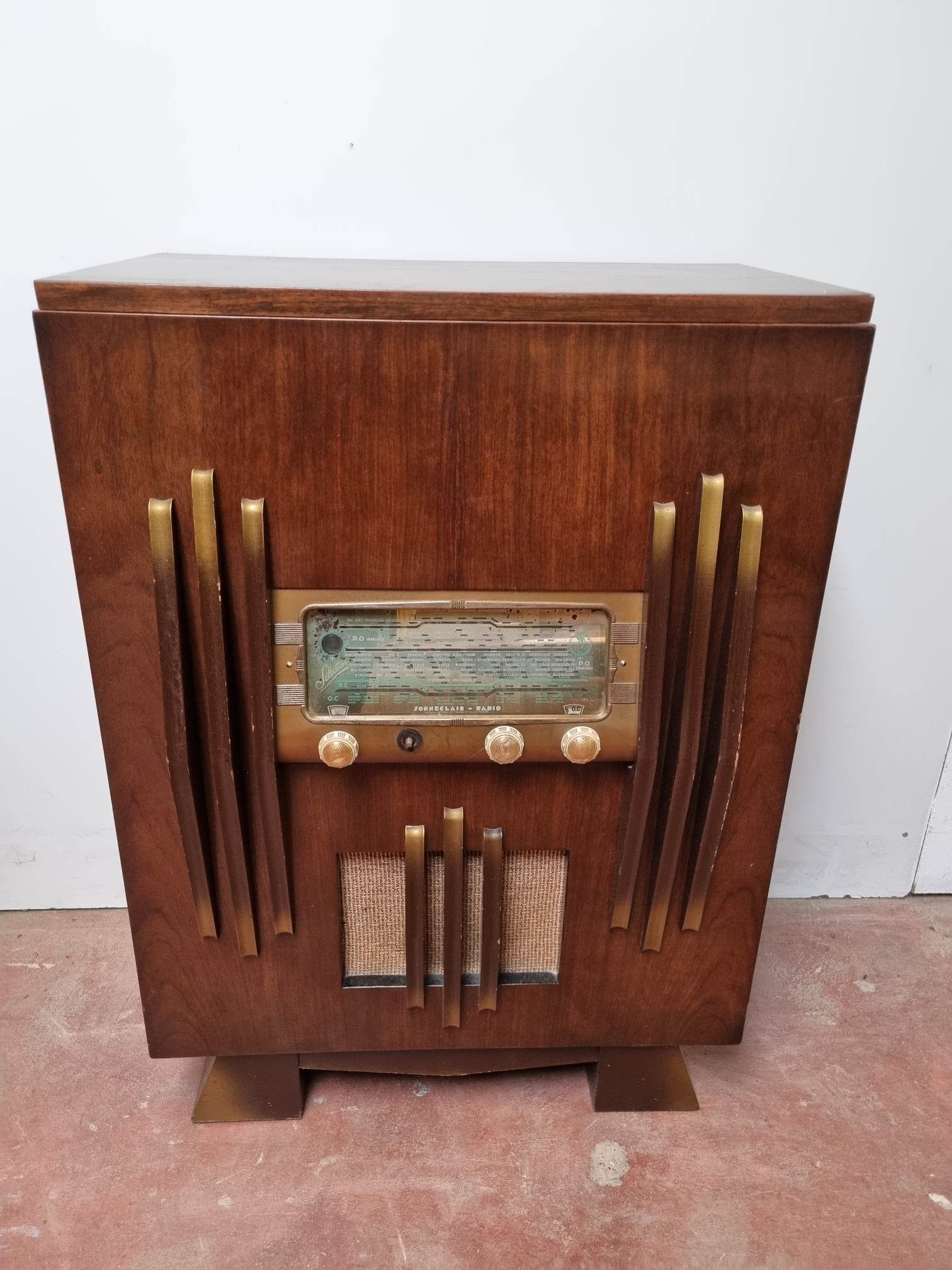 Radio cabinet from the 1940s