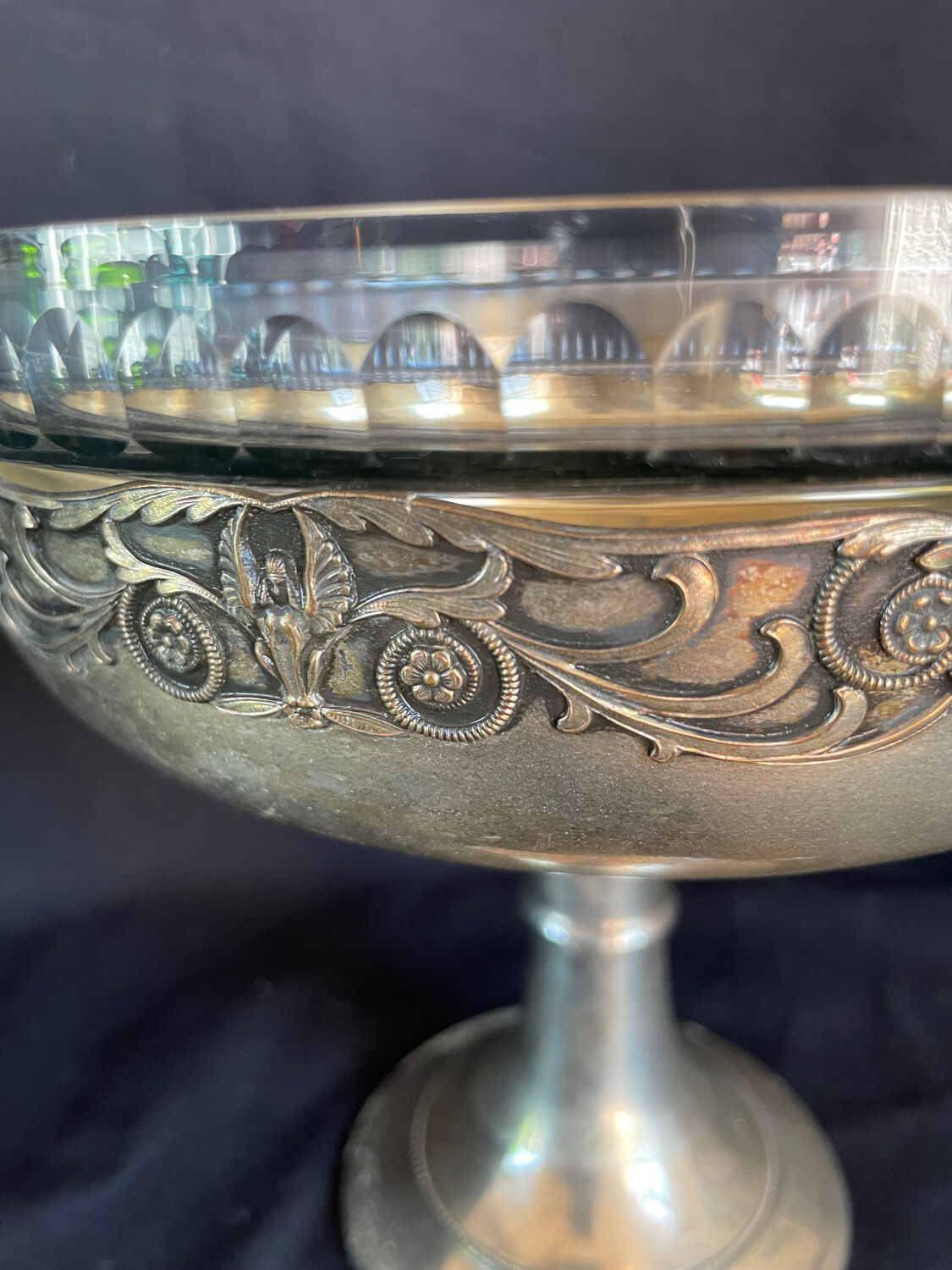 Cup/bezel in metal and glass