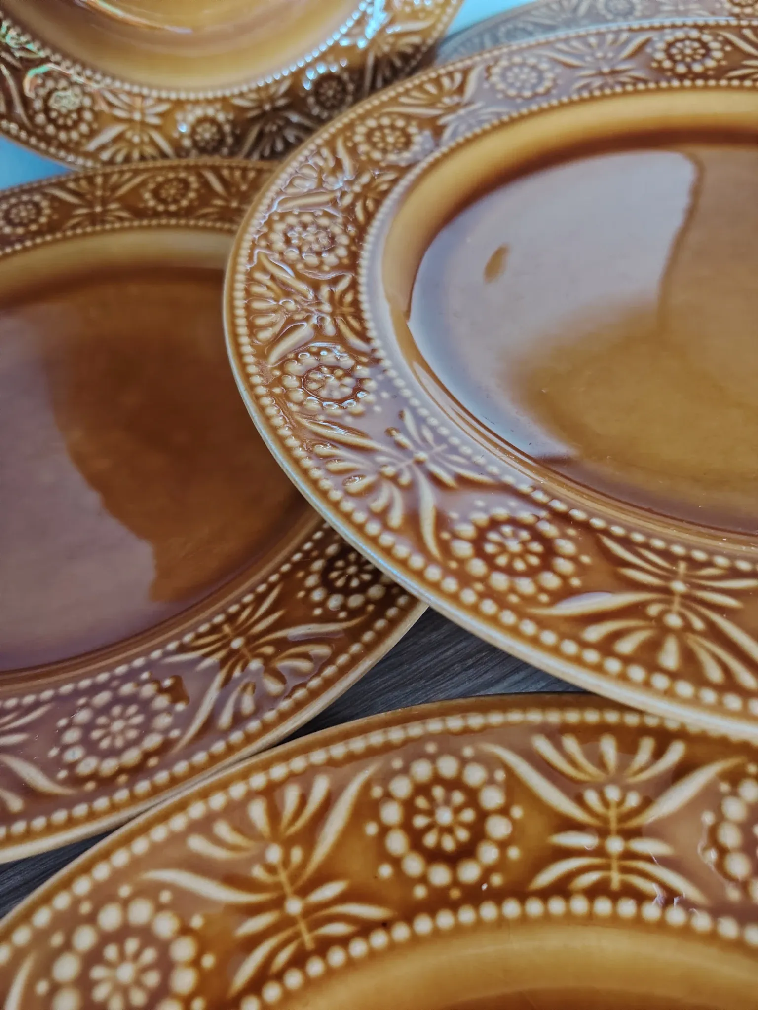 Assiettes majolaine ocre marron caramel 