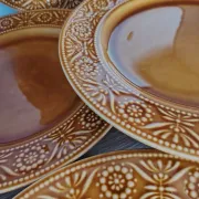 Assiettes majolaine ocre marron caramel 